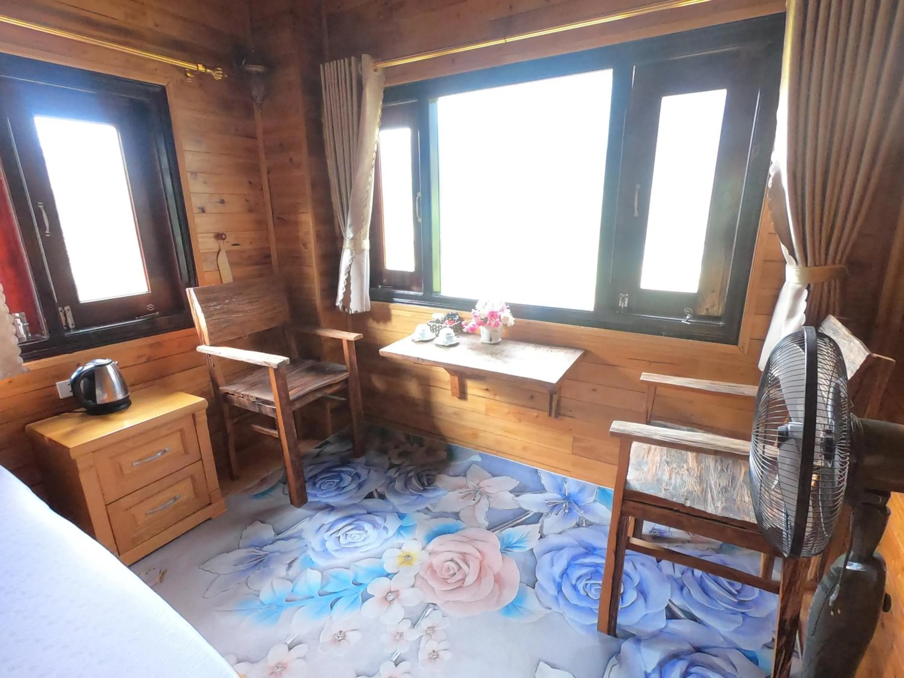 Seating area, Bed in Amica House