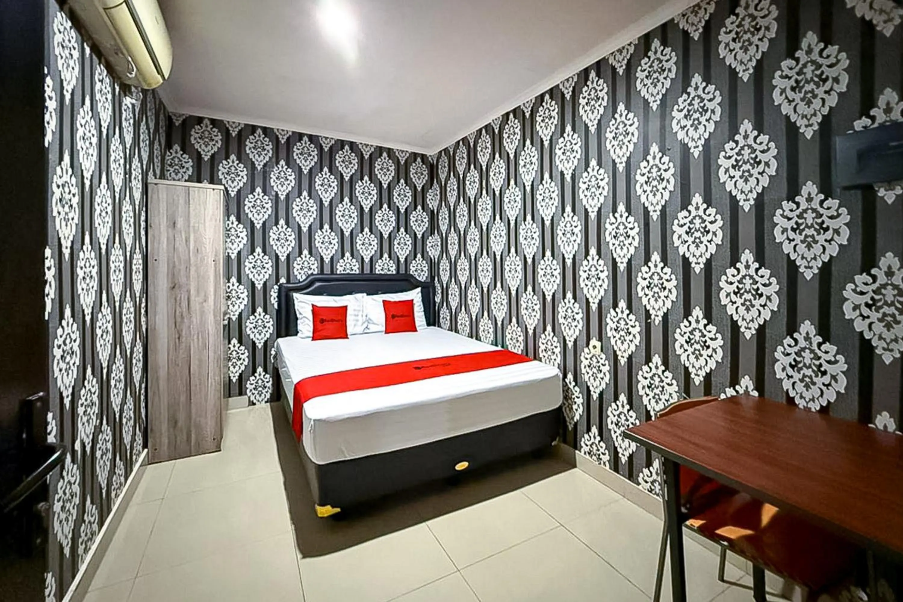 Bedroom, Bed in RedDoorz near Gedung Sate 2