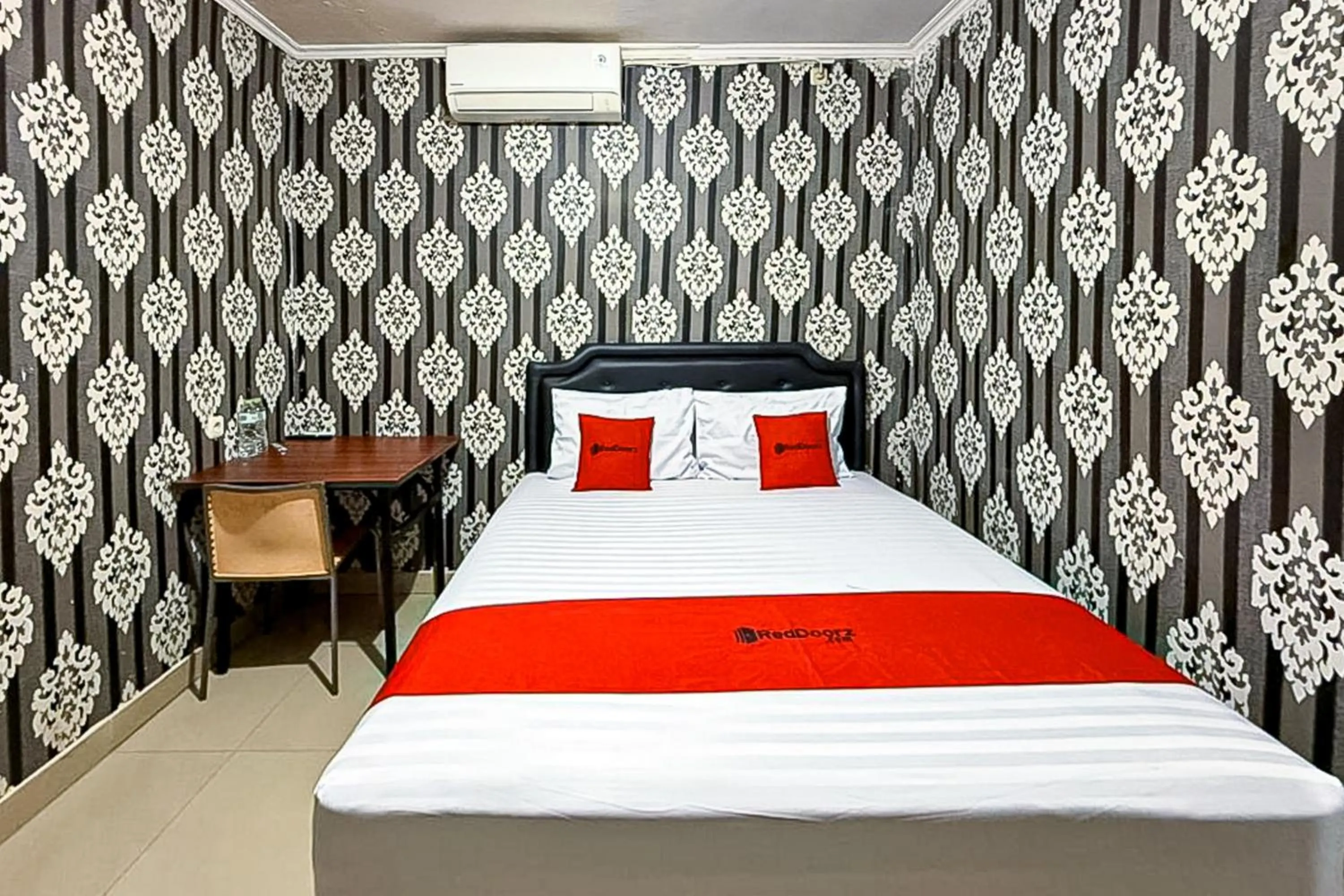 Bedroom, Bed in RedDoorz near Gedung Sate 2