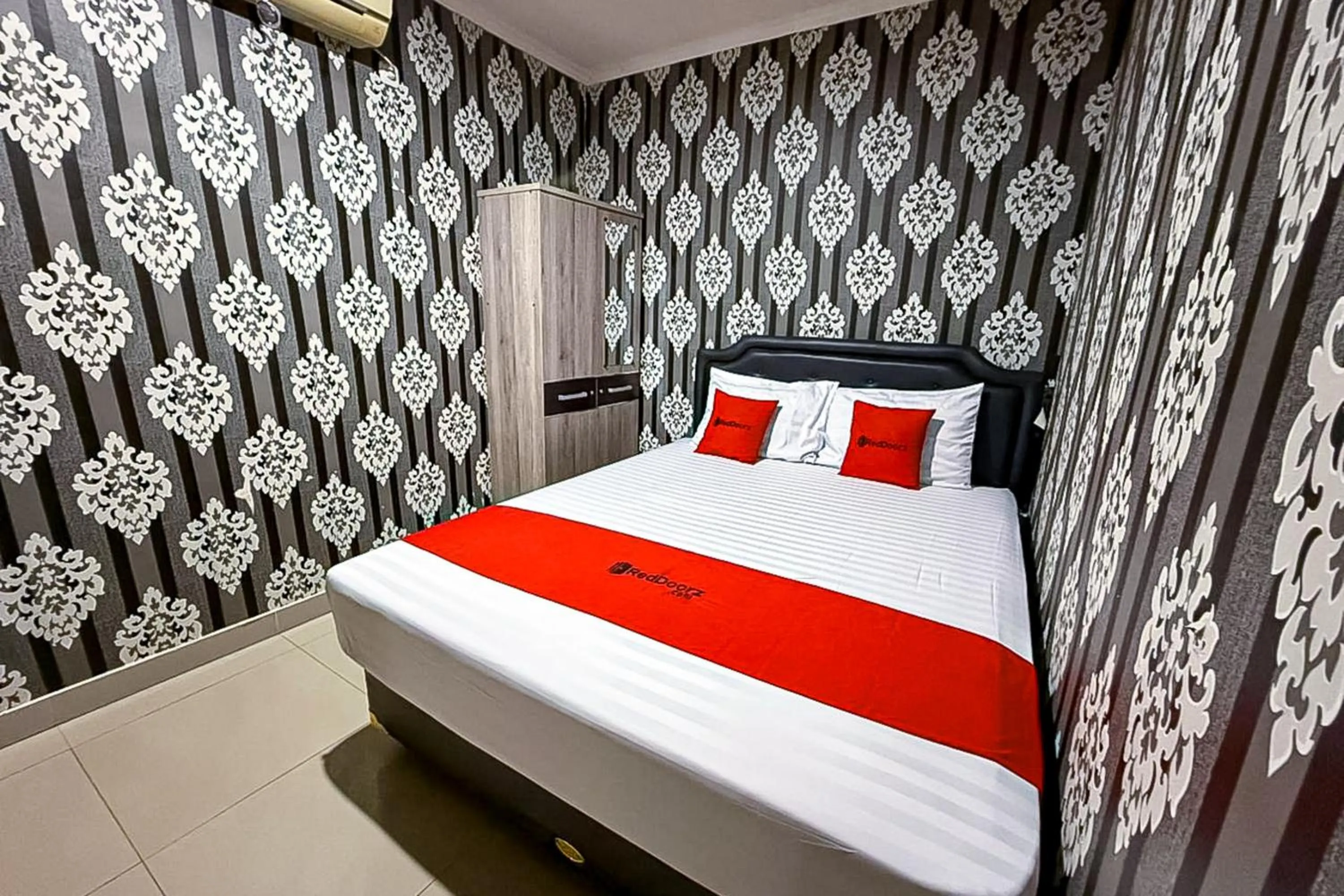 Bedroom, Bed in RedDoorz near Gedung Sate 2