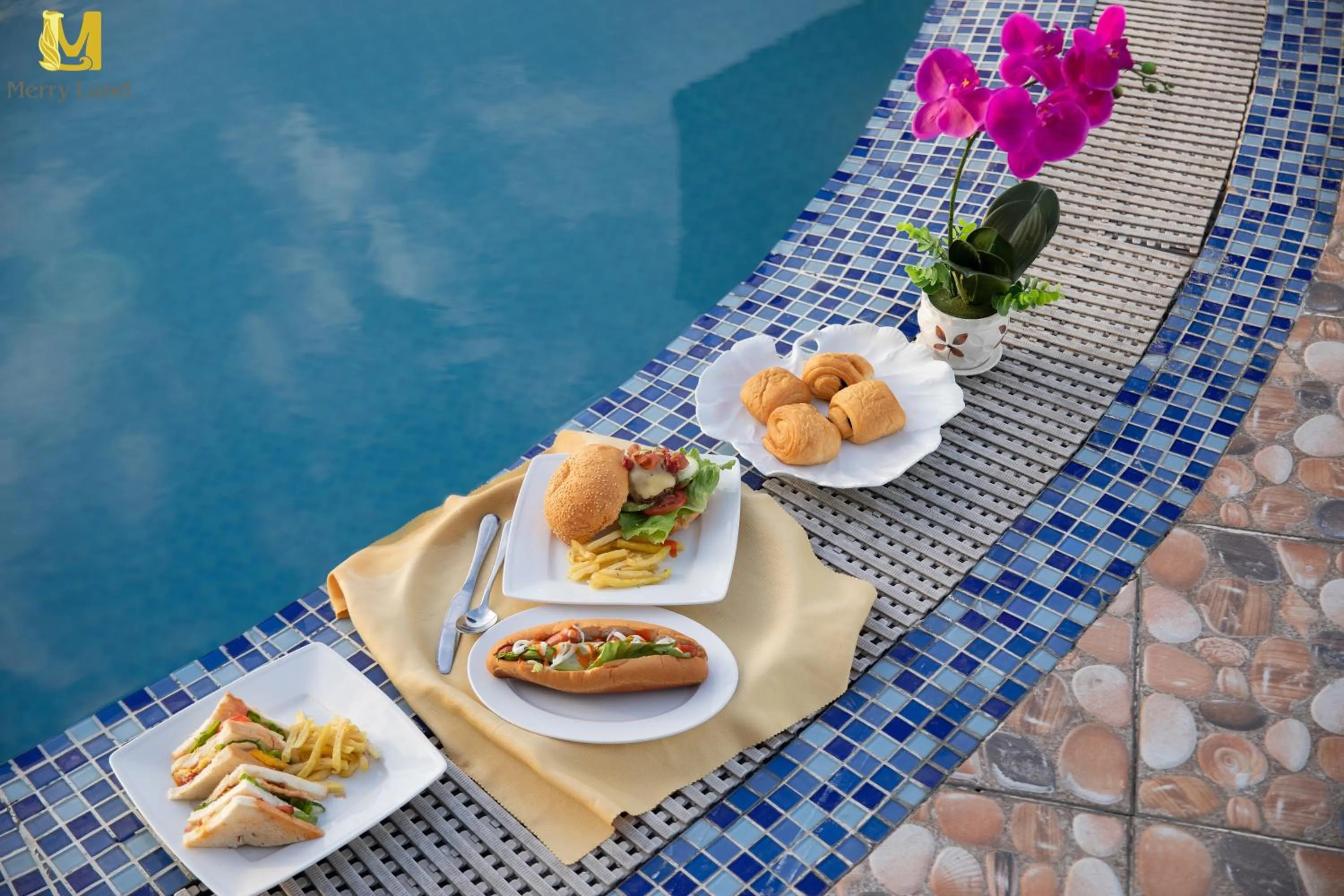 Swimming pool in Merry Land Hotel Da Nang