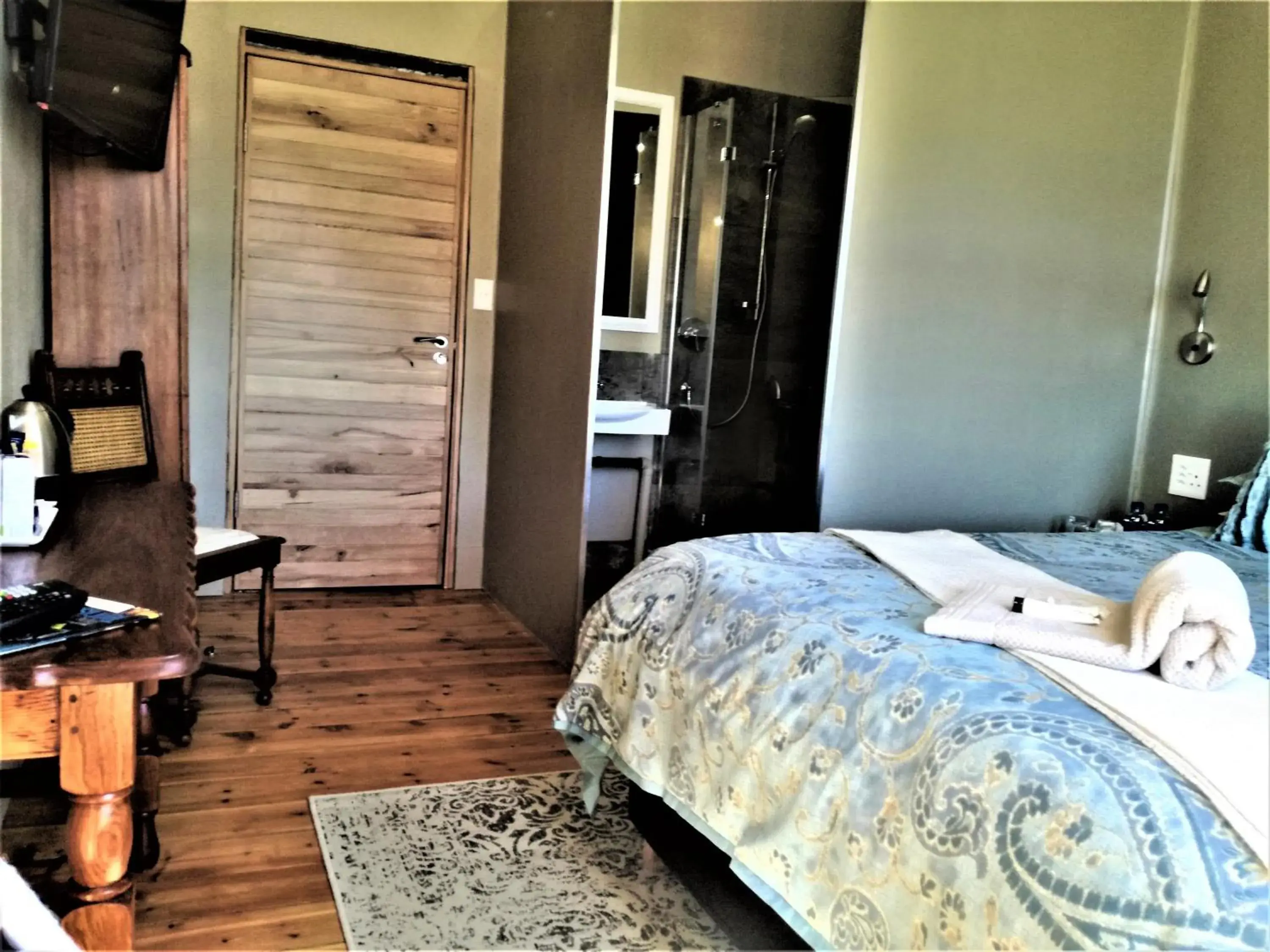 Queen Room - single occupancy in Ladybrand Heritage House Queen Room - single occupancy in Ladybrand Heritage House