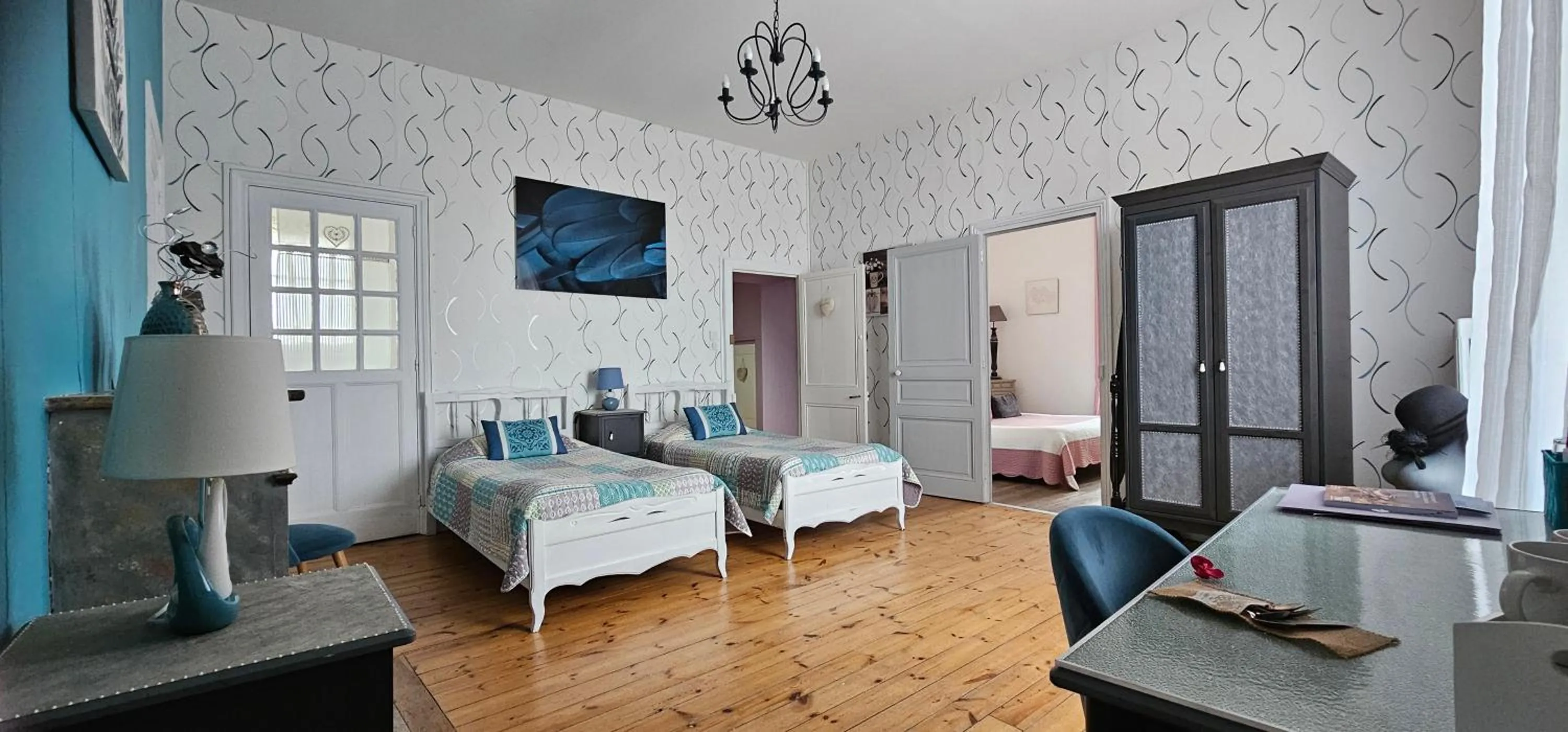 Photo of the whole room, Bed in La Maison de Vénus