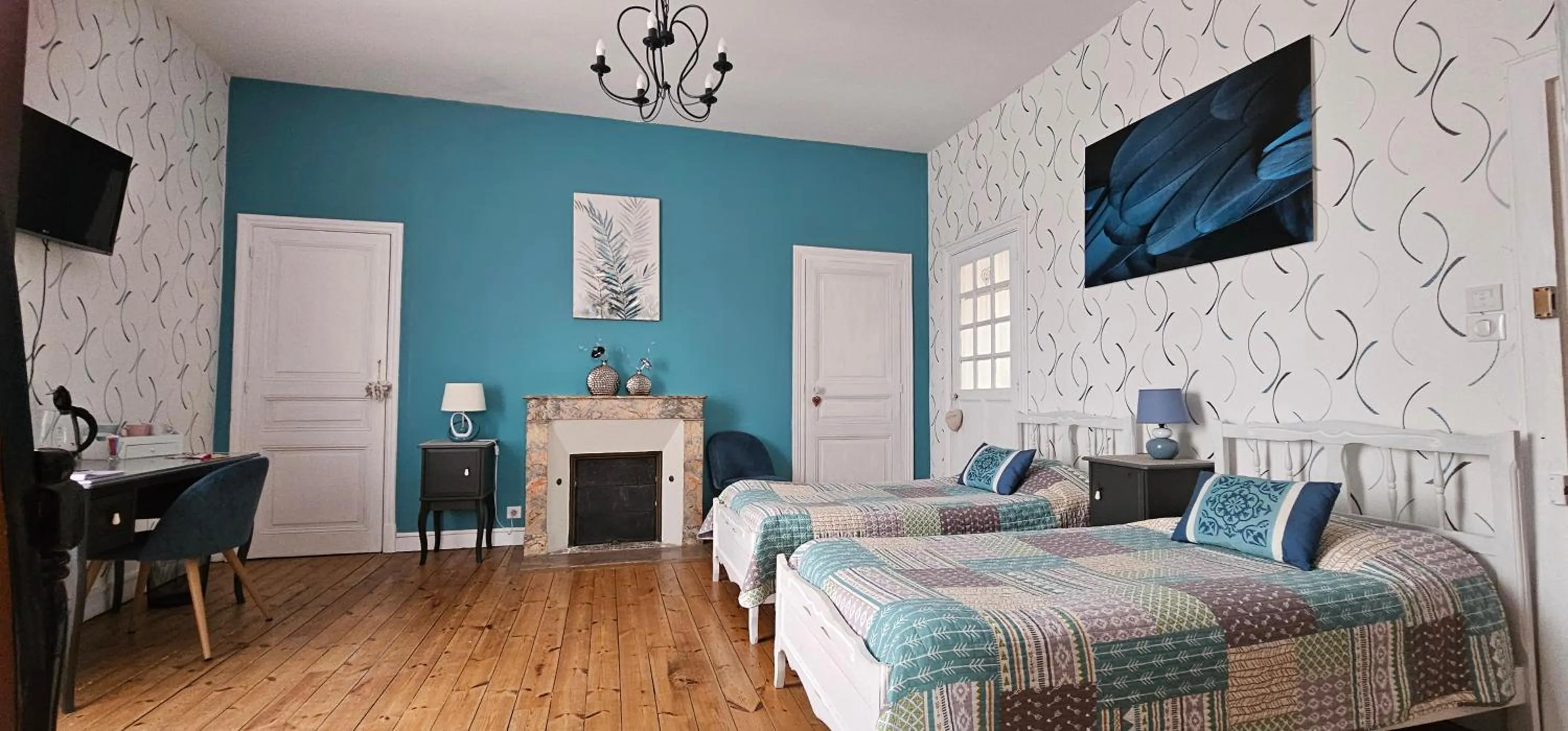 Photo of the whole room, Bed in La Maison de Vénus