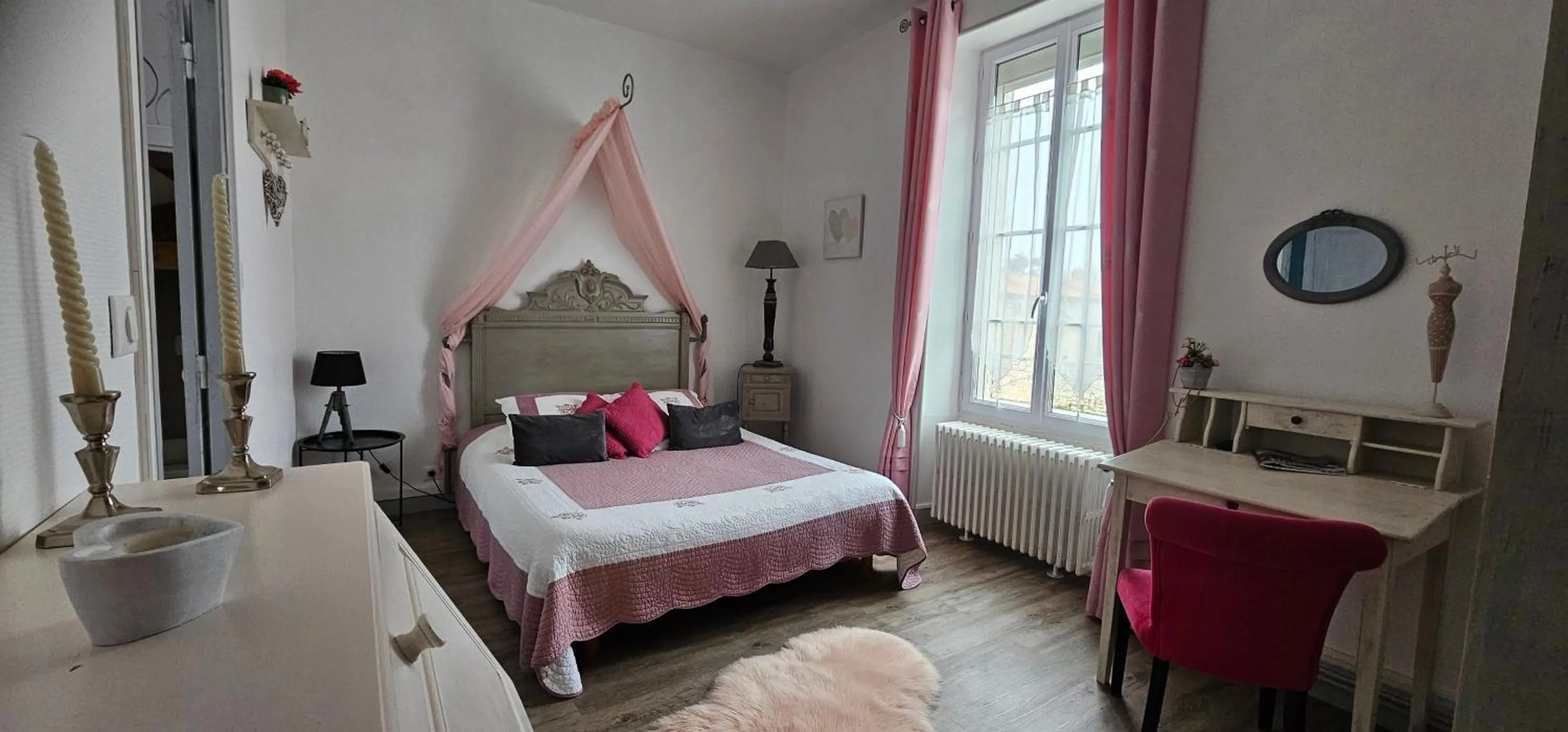 Photo of the whole room, Bed in La Maison de Vénus