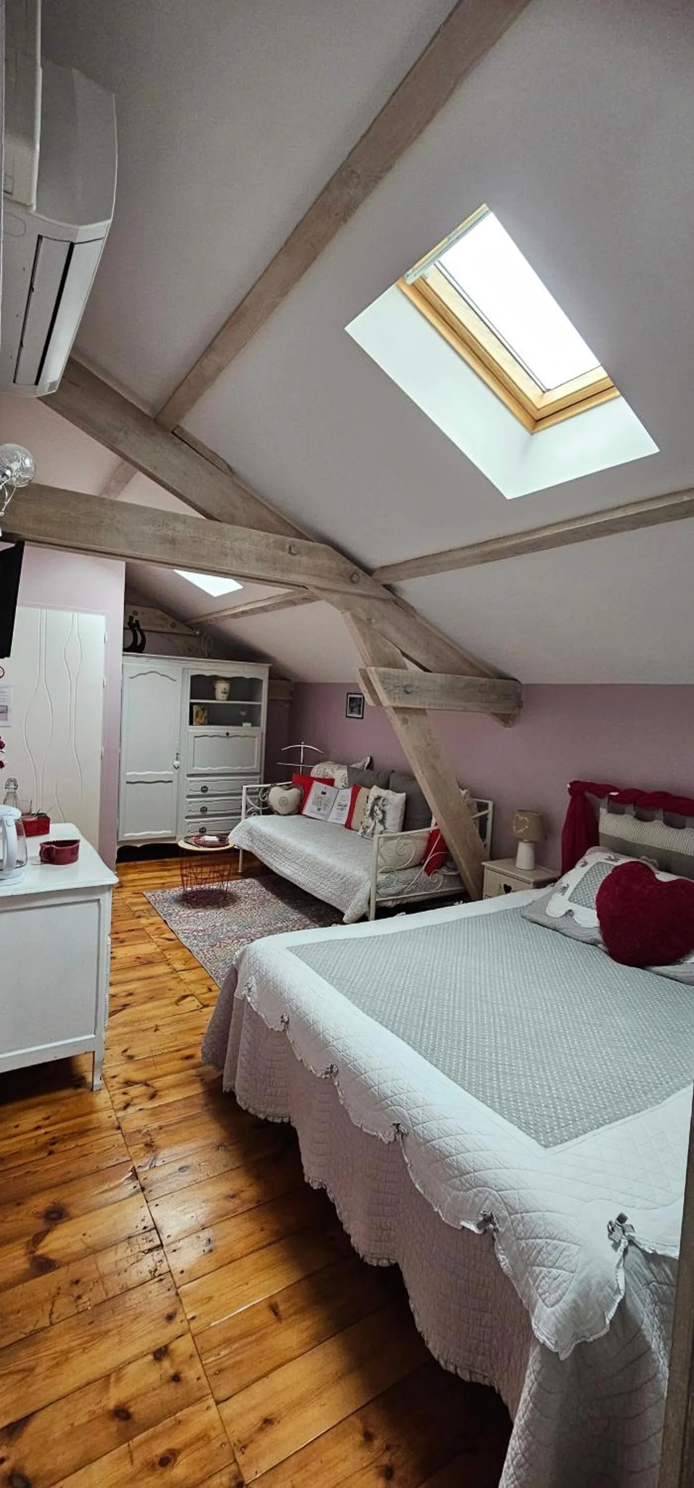 Photo of the whole room, Bed in La Maison de Vénus