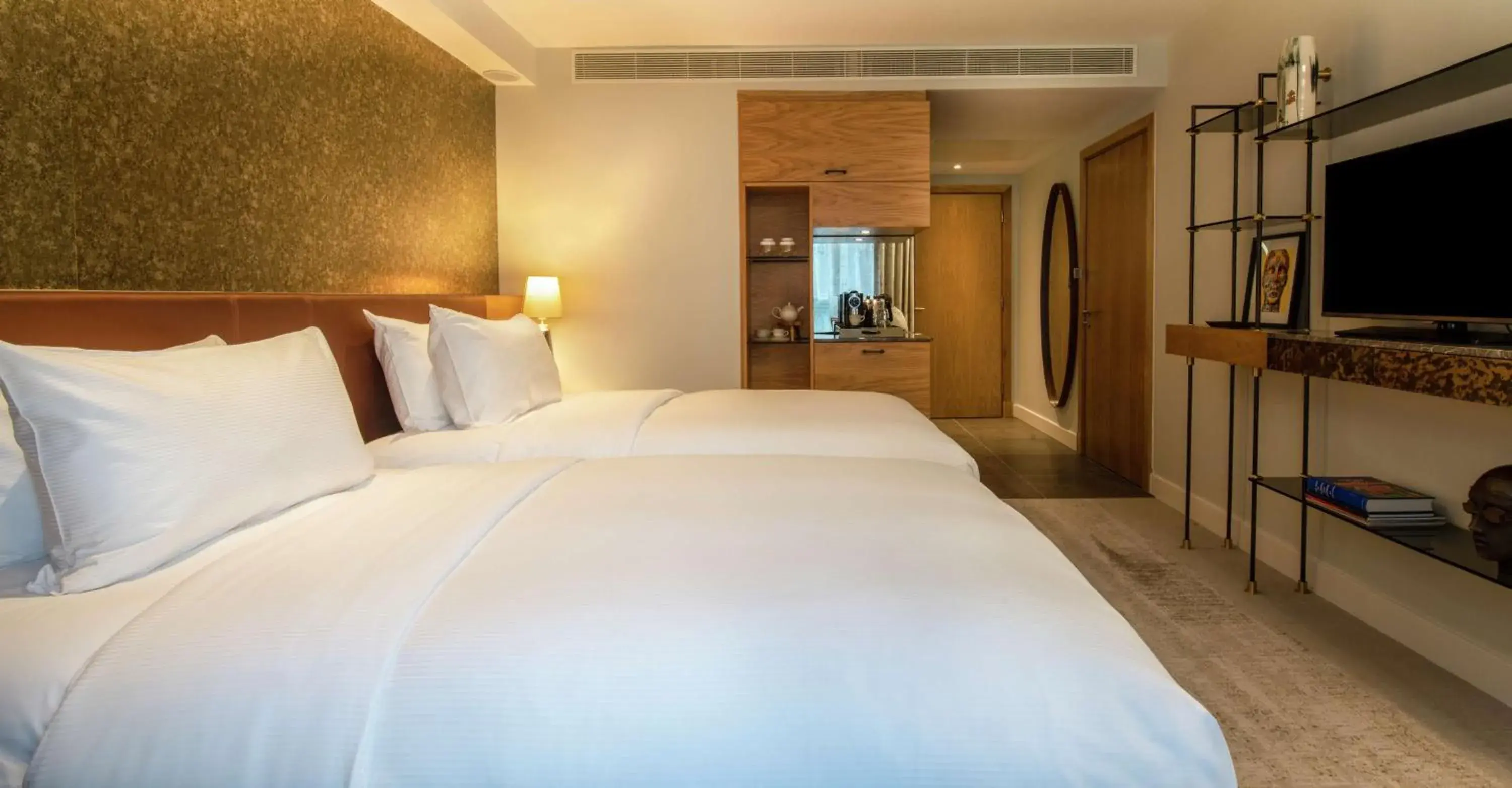 Bedroom, Bed in Lincoln Plaza Hotel London, Curio Collection By Hilton Bedroom, Bed in Lincoln Plaza Hotel London, Curio Collection By Hilton