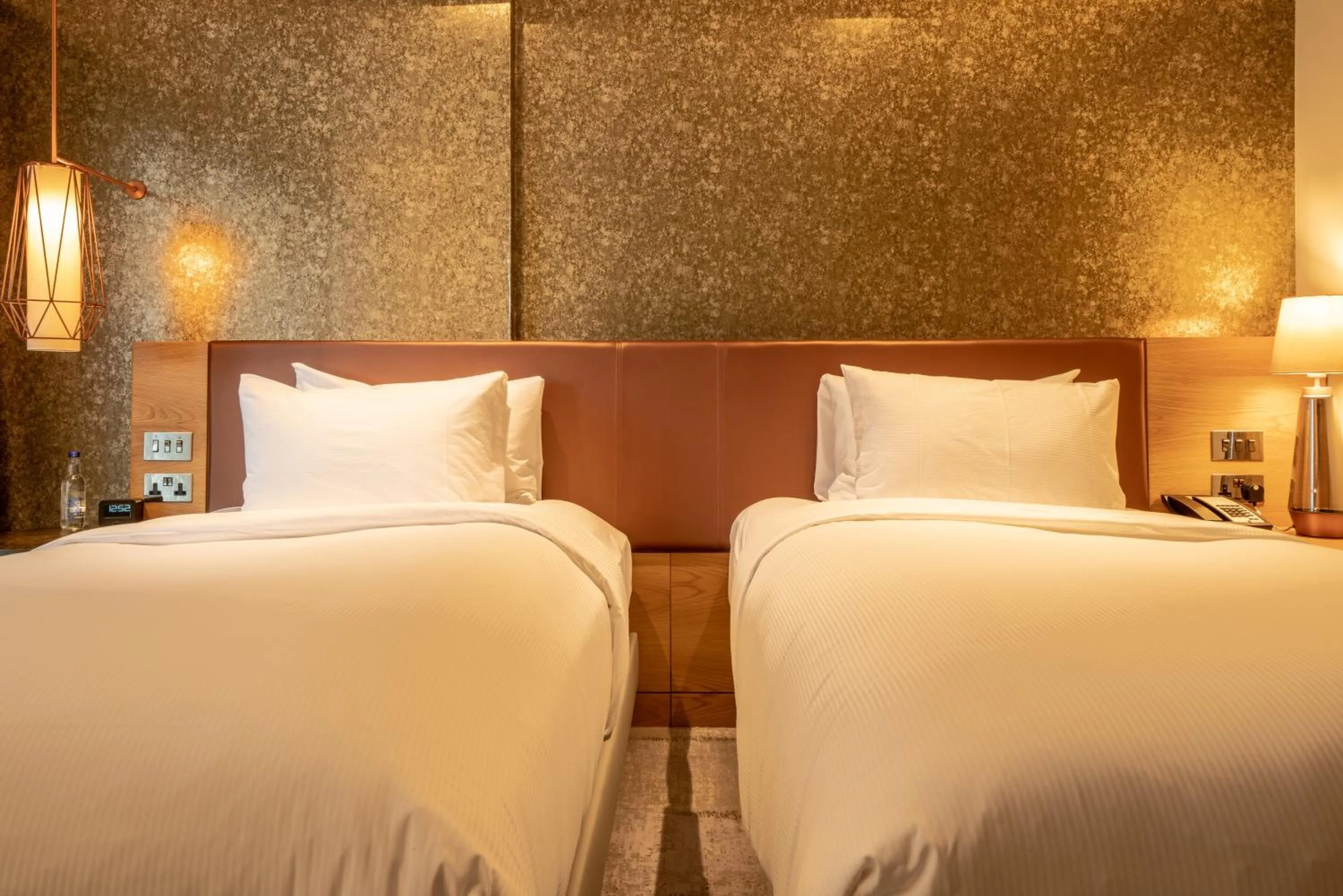 Kitchen or kitchenette, Bed in Lincoln Plaza Hotel London, Curio Collection By Hilton