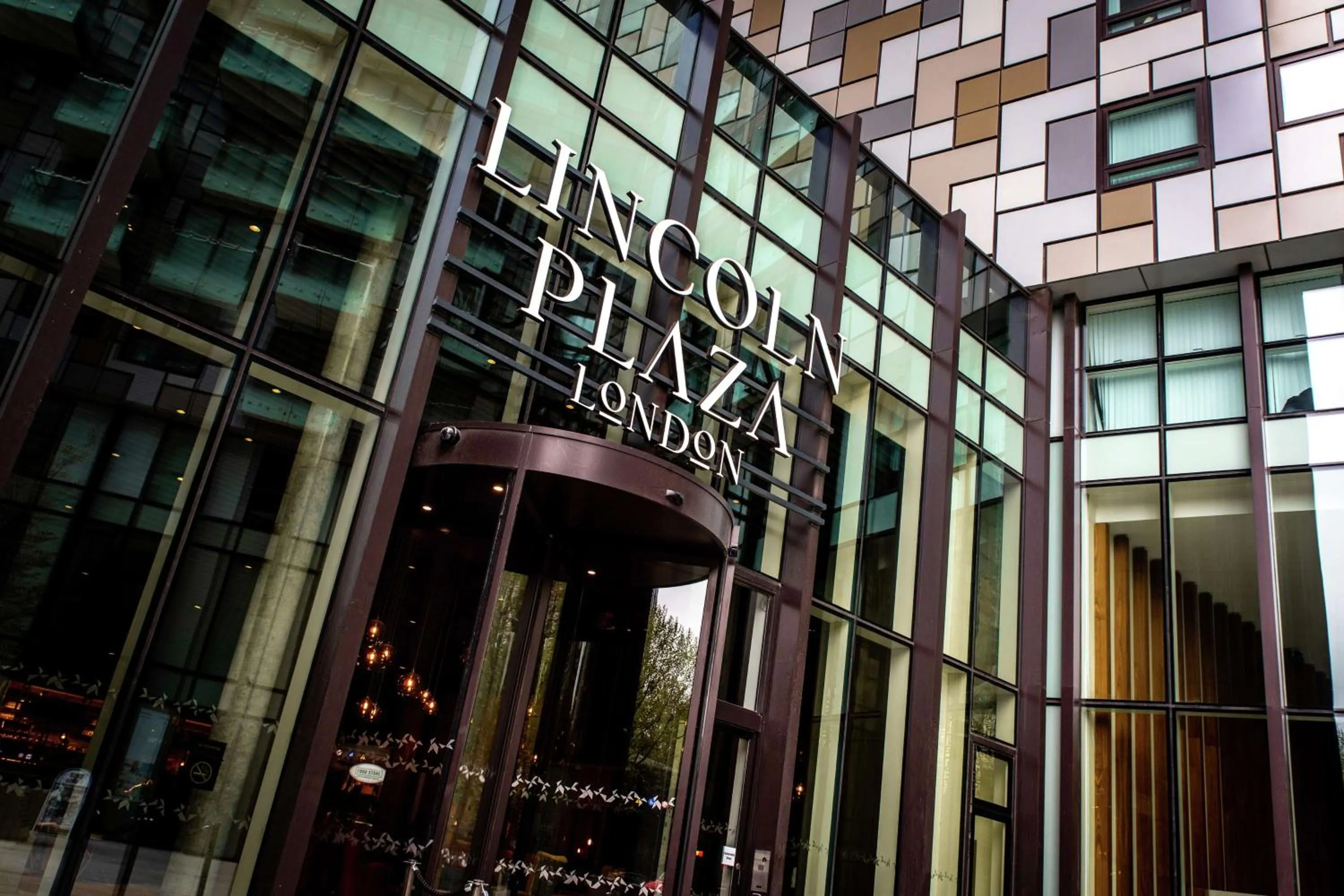 Property building in Lincoln Plaza Hotel London, Curio Collection By Hilton