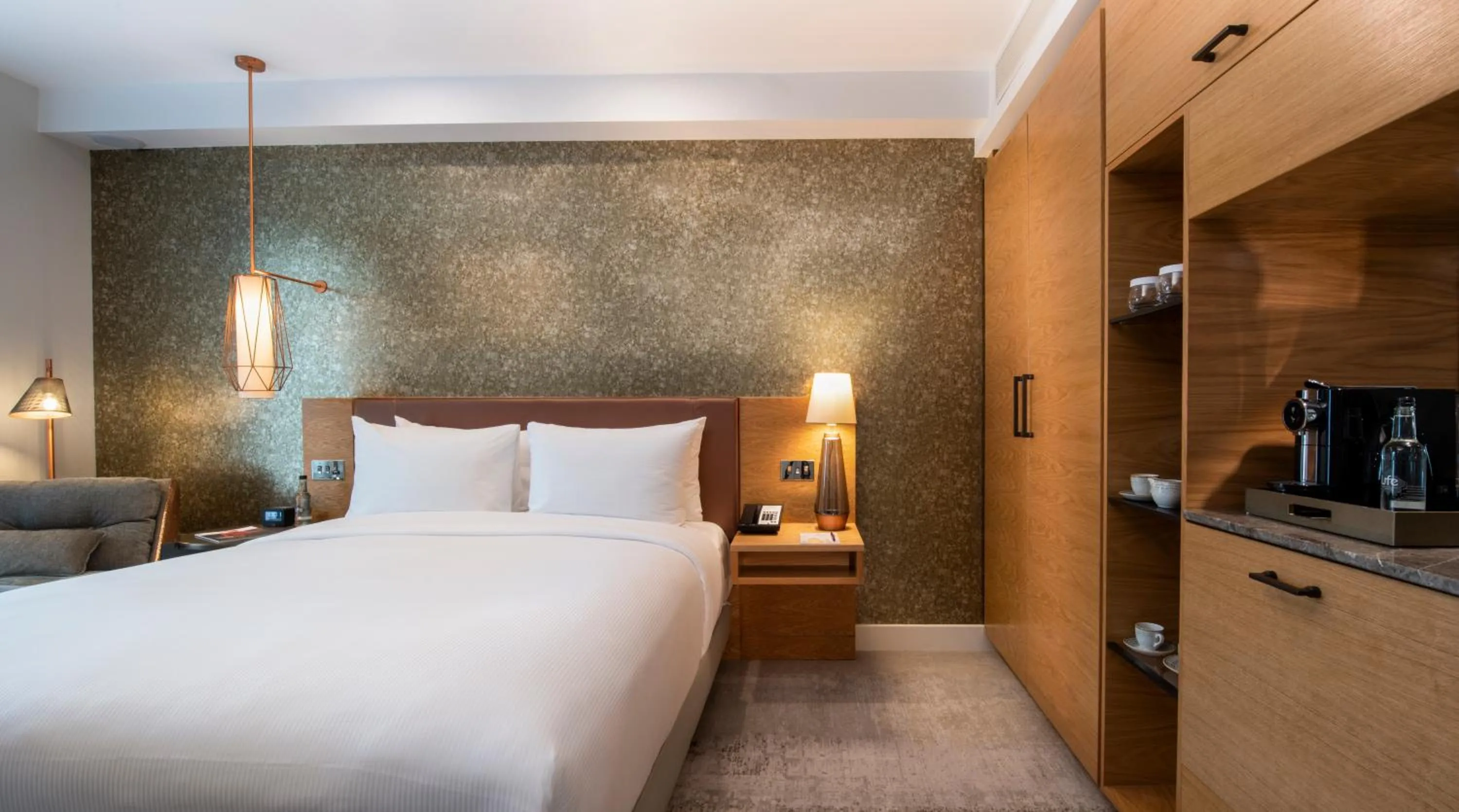 Bedroom, Bed in Lincoln Plaza Hotel London, Curio Collection By Hilton