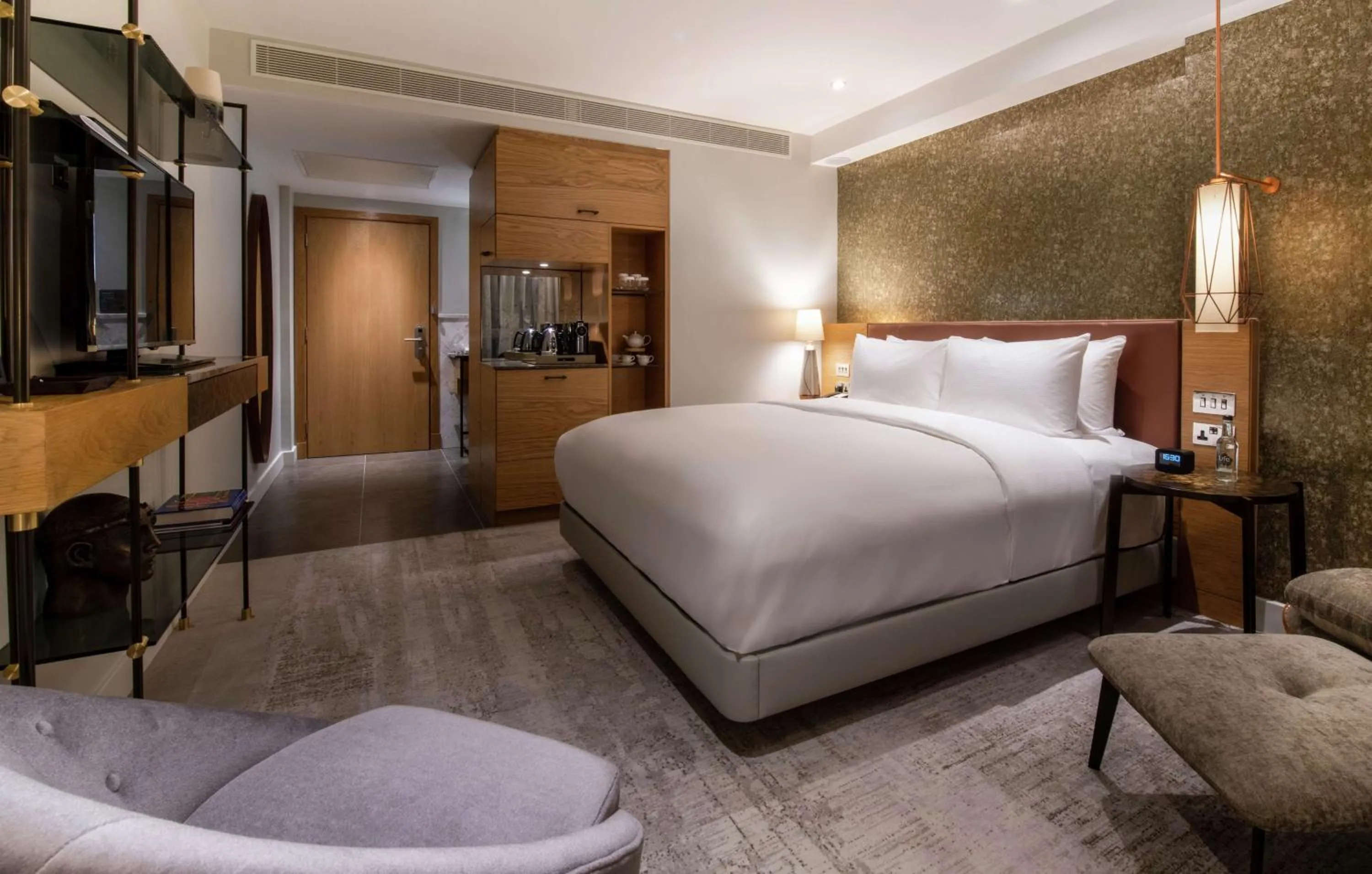 Bedroom, Bed in Lincoln Plaza Hotel London, Curio Collection By Hilton