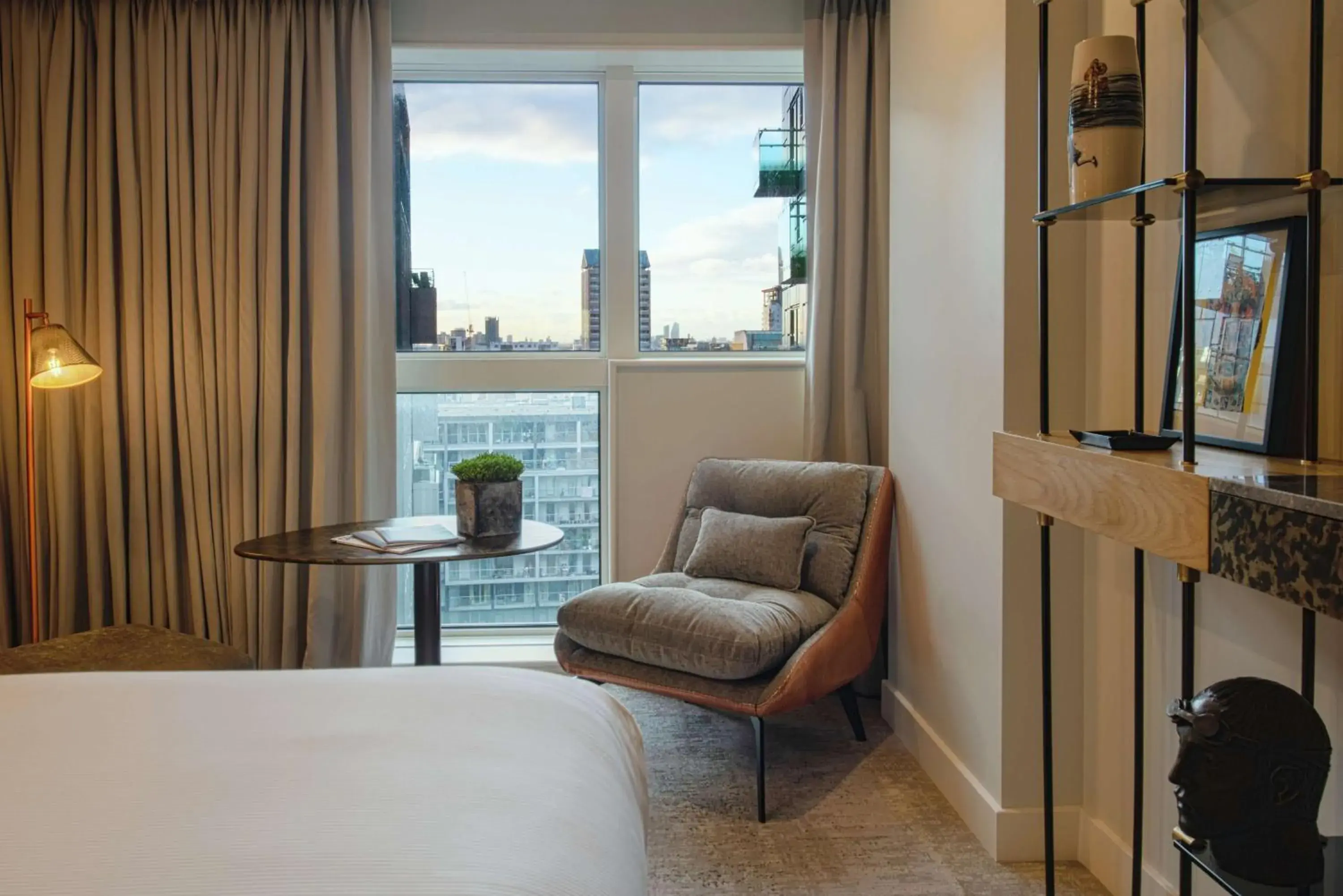 Living room, Bed in Lincoln Plaza Hotel London, Curio Collection By Hilton Living room, Bed in Lincoln Plaza Hotel London, Curio Collection By Hilton