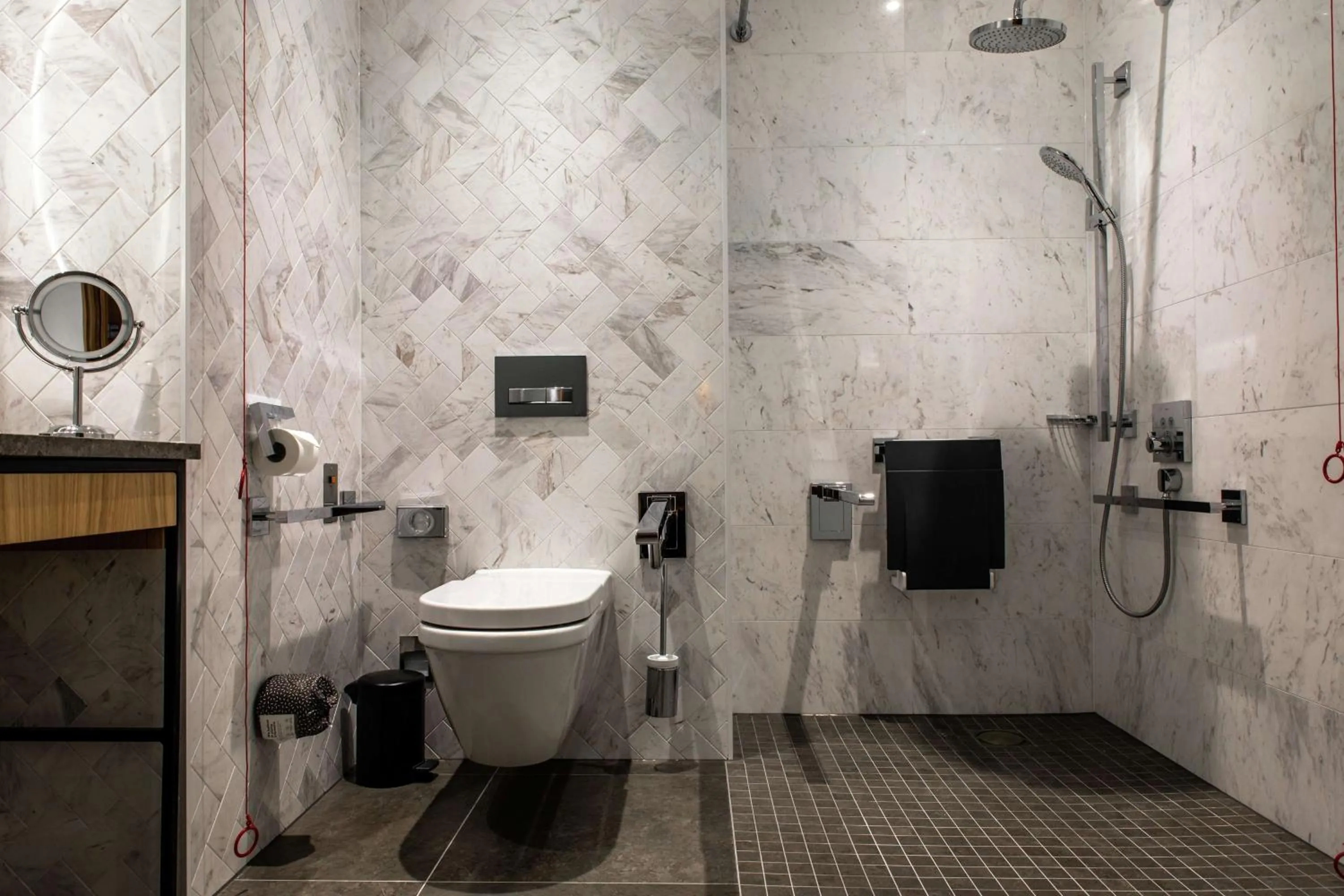Bathroom in Lincoln Plaza Hotel London, Curio Collection By Hilton