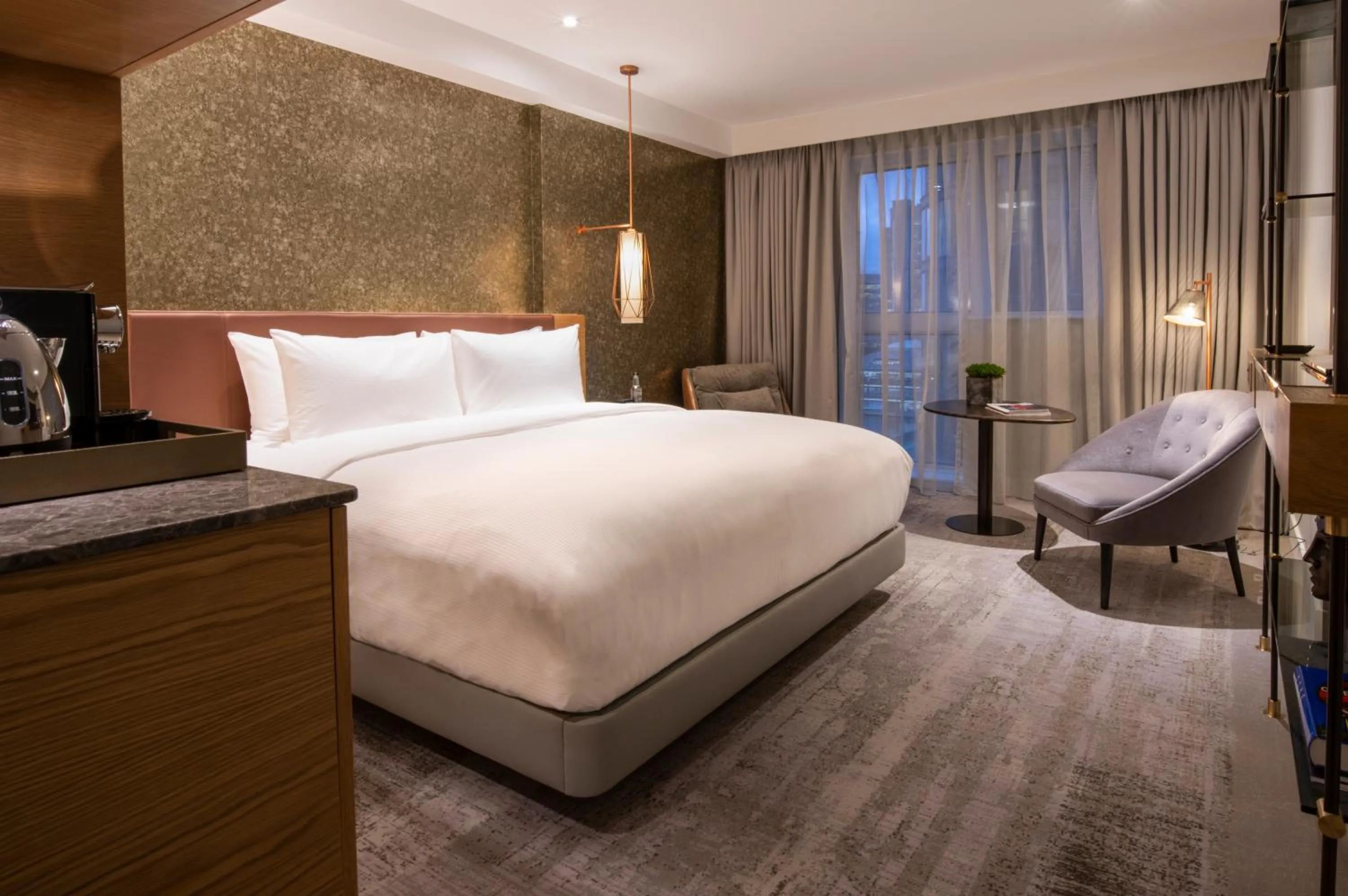 Bed in Lincoln Plaza Hotel London, Curio Collection By Hilton