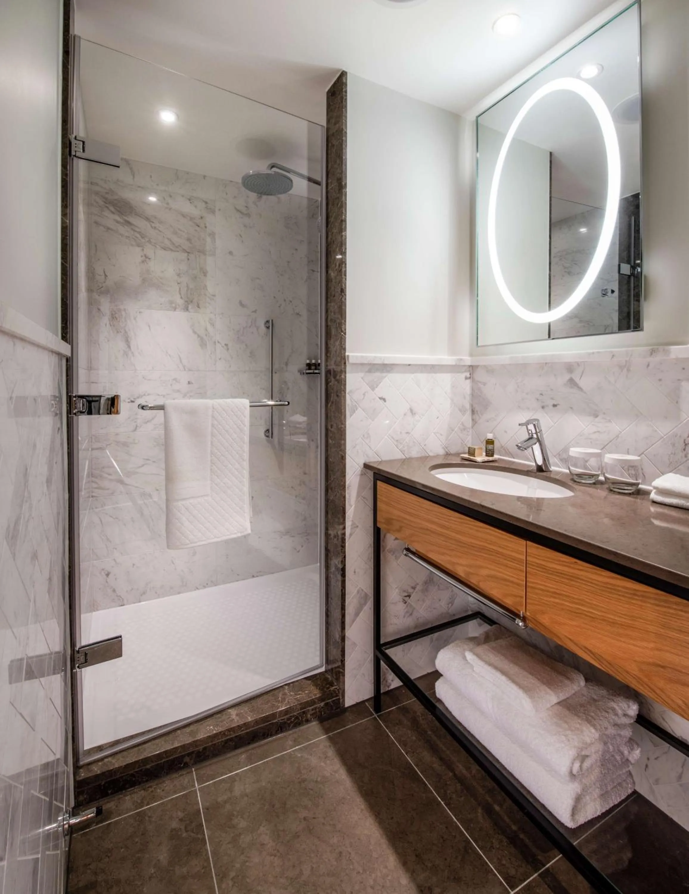 Bathroom in Lincoln Plaza Hotel London, Curio Collection By Hilton