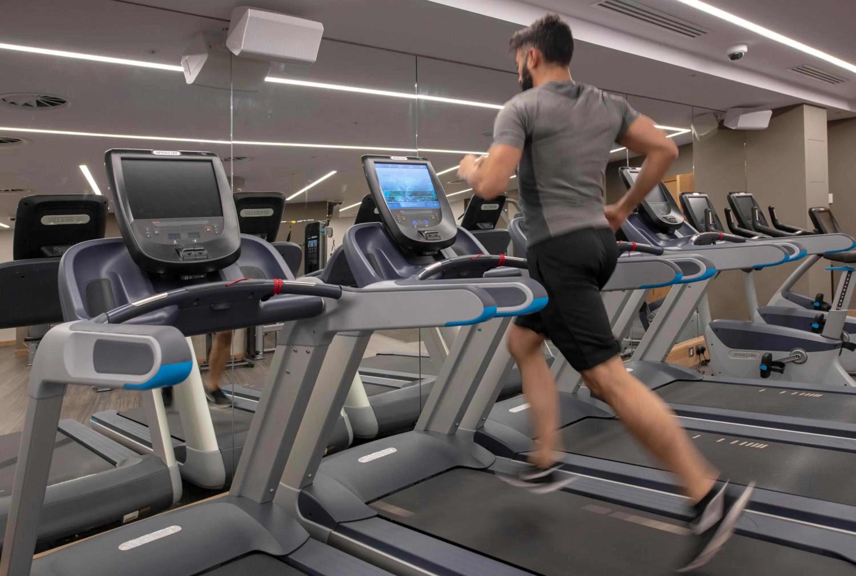 Fitness centre/facilities in Lincoln Plaza Hotel London, Curio Collection By Hilton