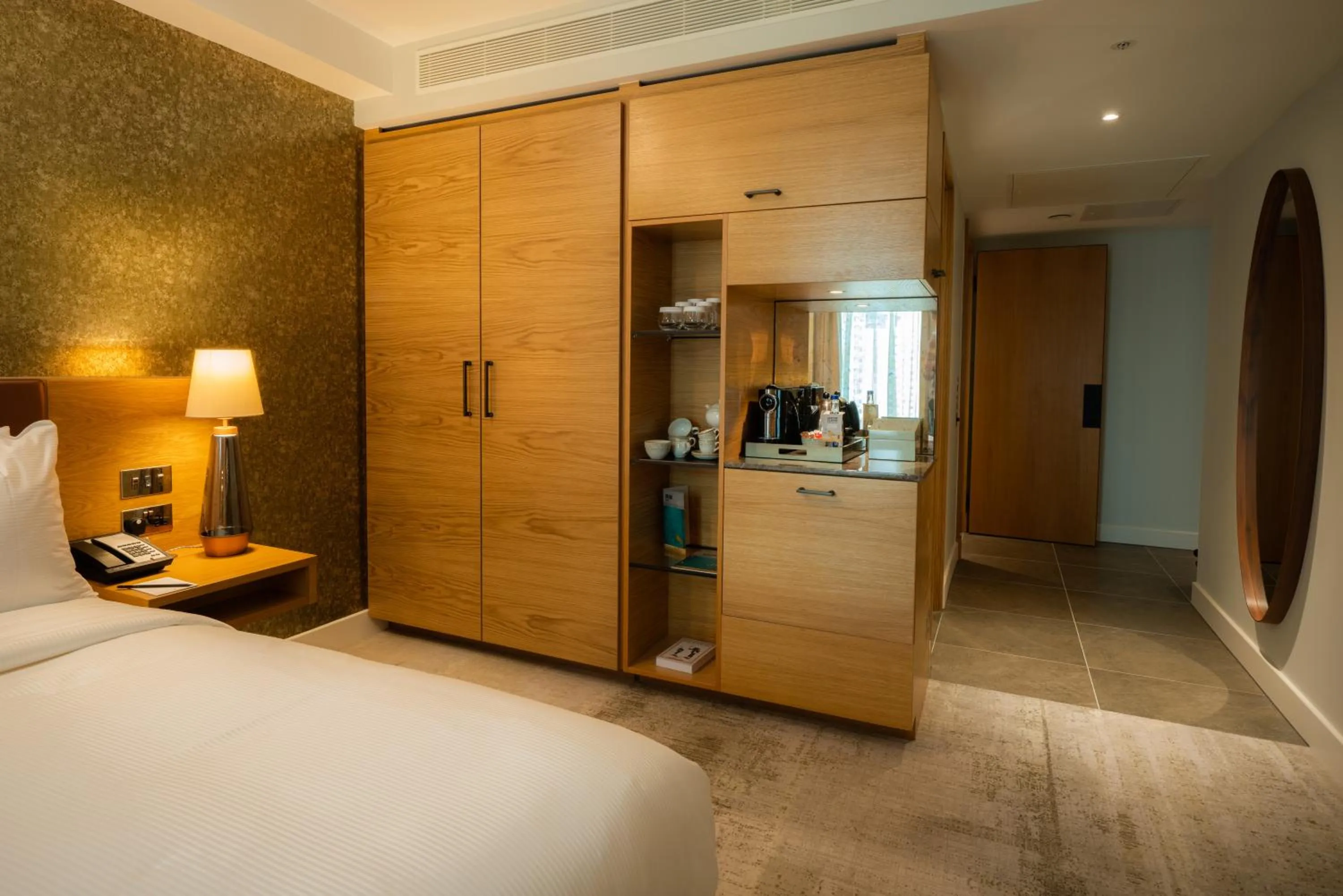 TV and multimedia, Bed in Lincoln Plaza Hotel London, Curio Collection By Hilton