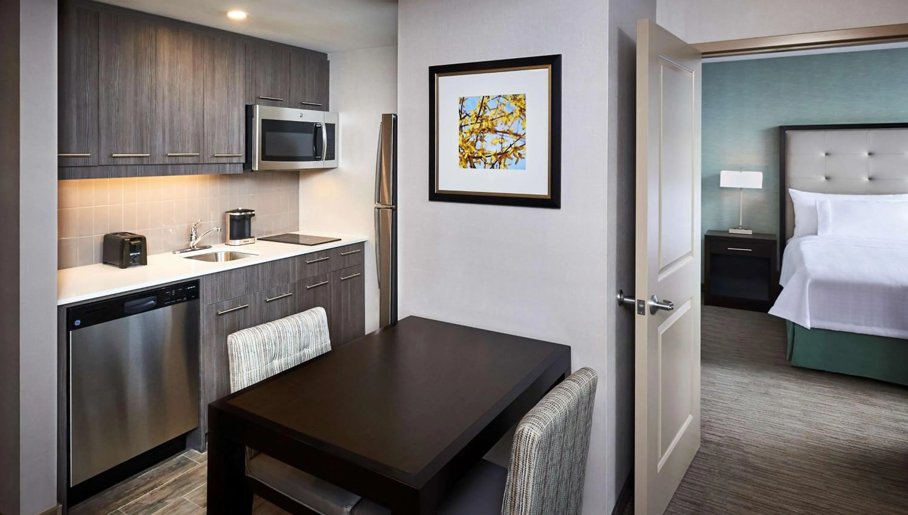 Kitchen or kitchenette, Bed in Homewood Suites By Hilton North Bay