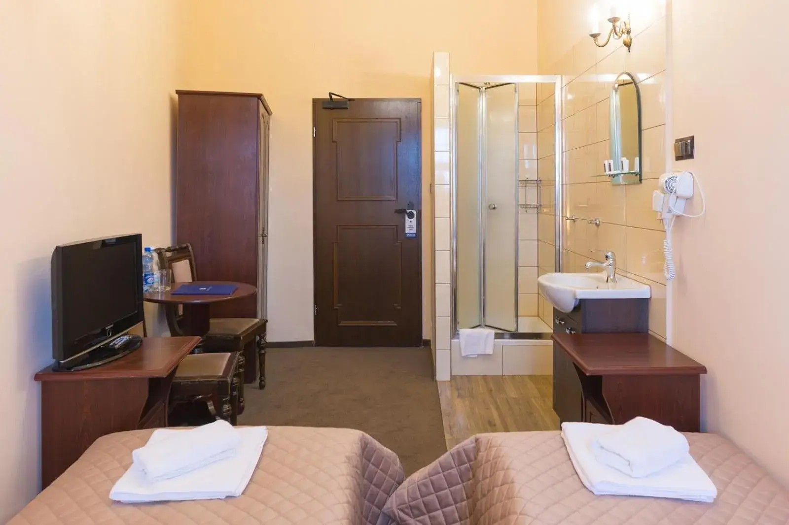 Single Room with Shared Bathroom in Zamek Czocha Single Room with Shared Bathroom in Zamek Czocha