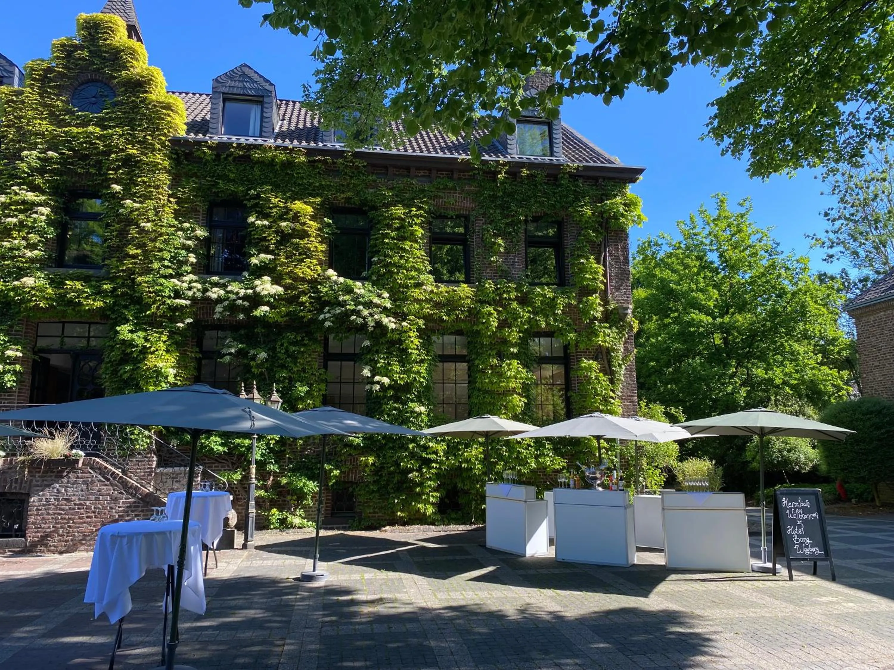 Property building in Burg Wegberg Hotel & Eventlocation