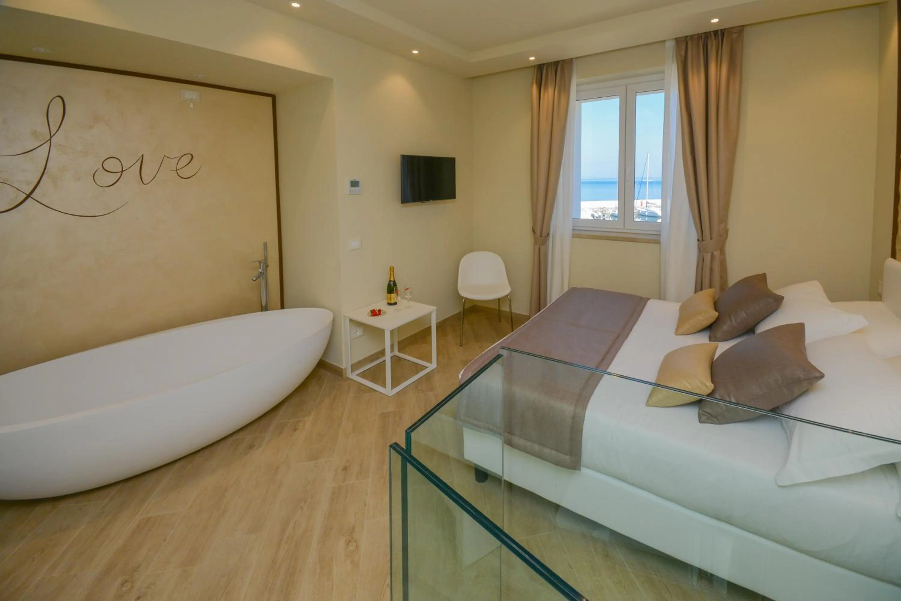 Bedroom, Bed in Hotel Villa Garuti