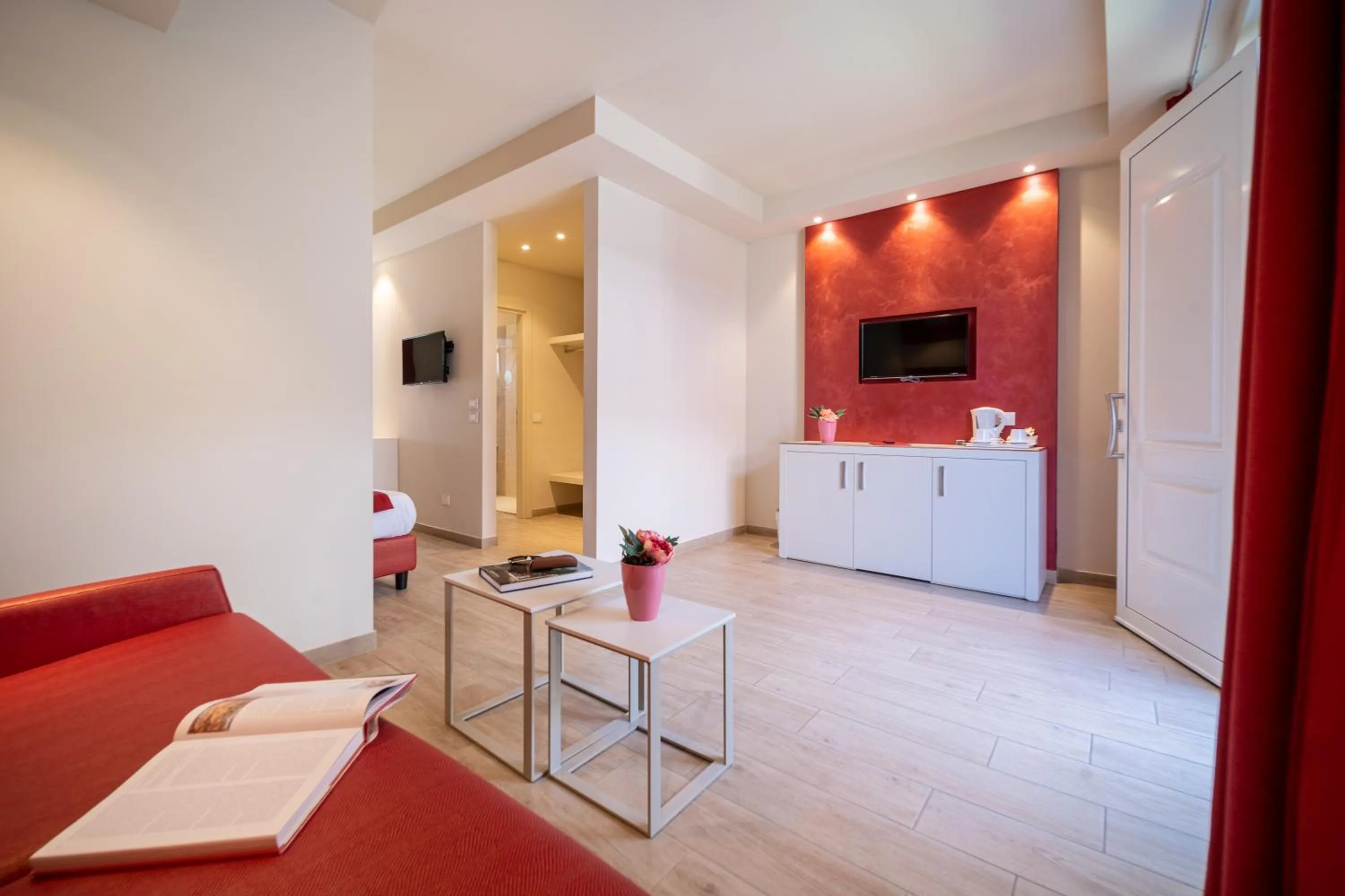 Living room, Bed in Hotel Villa Garuti