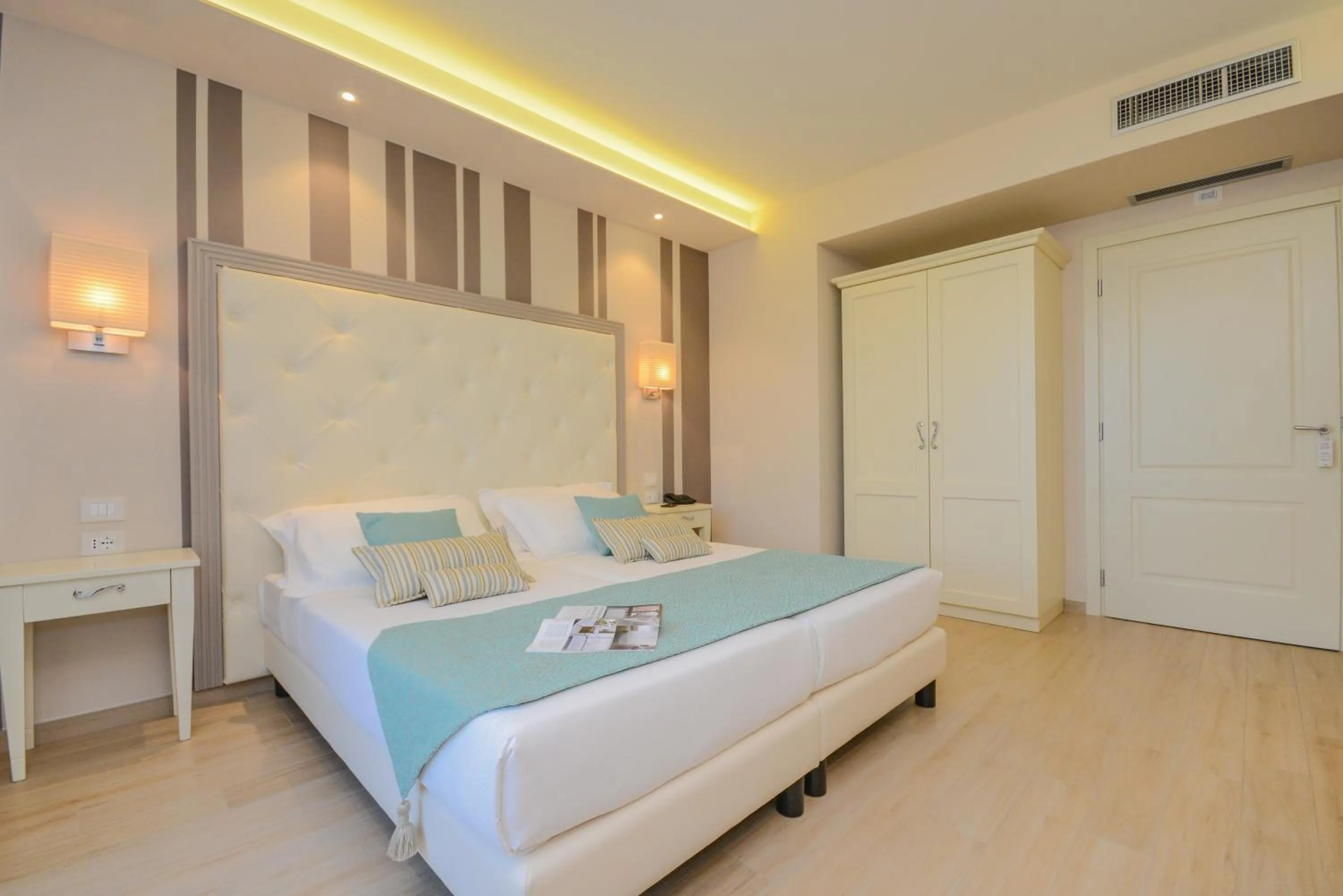 Bedroom, Bed in Hotel Villa Garuti