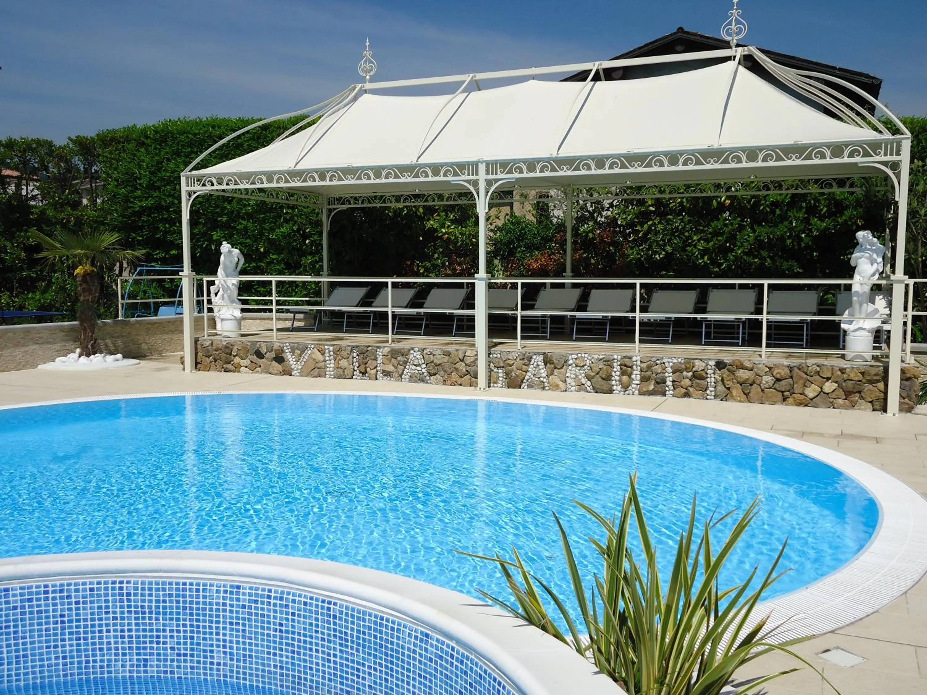 Swimming pool in Hotel Villa Garuti