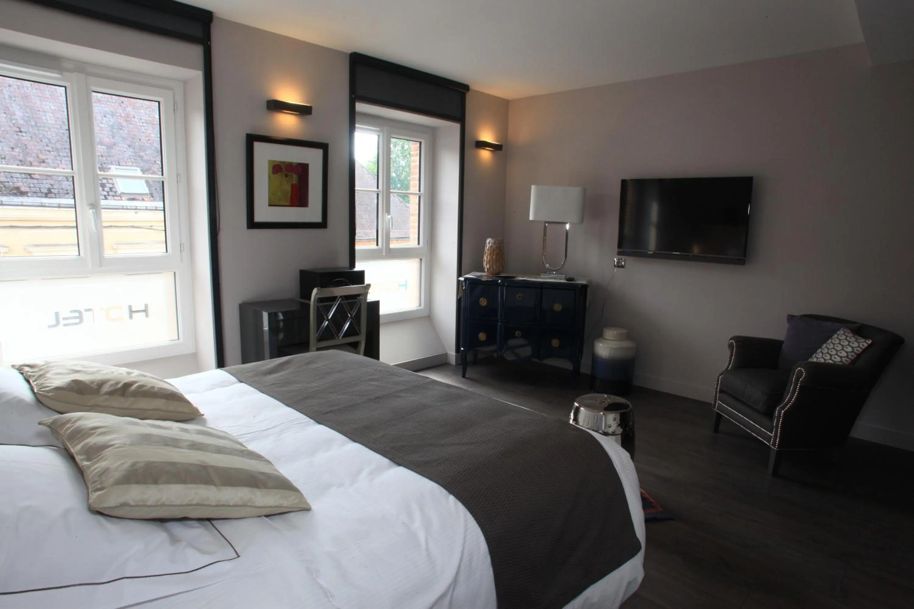 Bed in LOGIS Hotel-Restaurant Le Relais d'Aligre