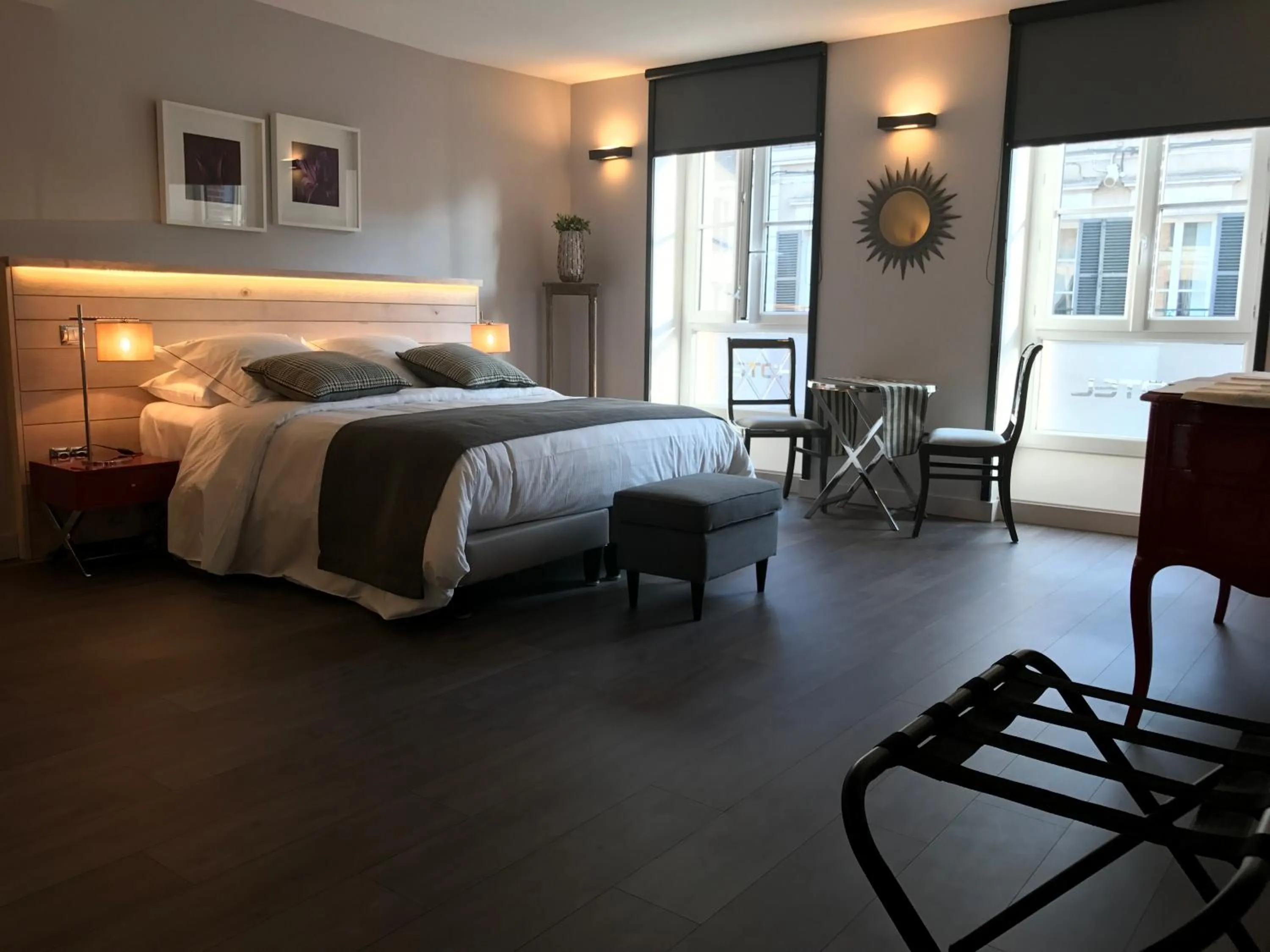 Bed in LOGIS Hotel-Restaurant Le Relais d'Aligre