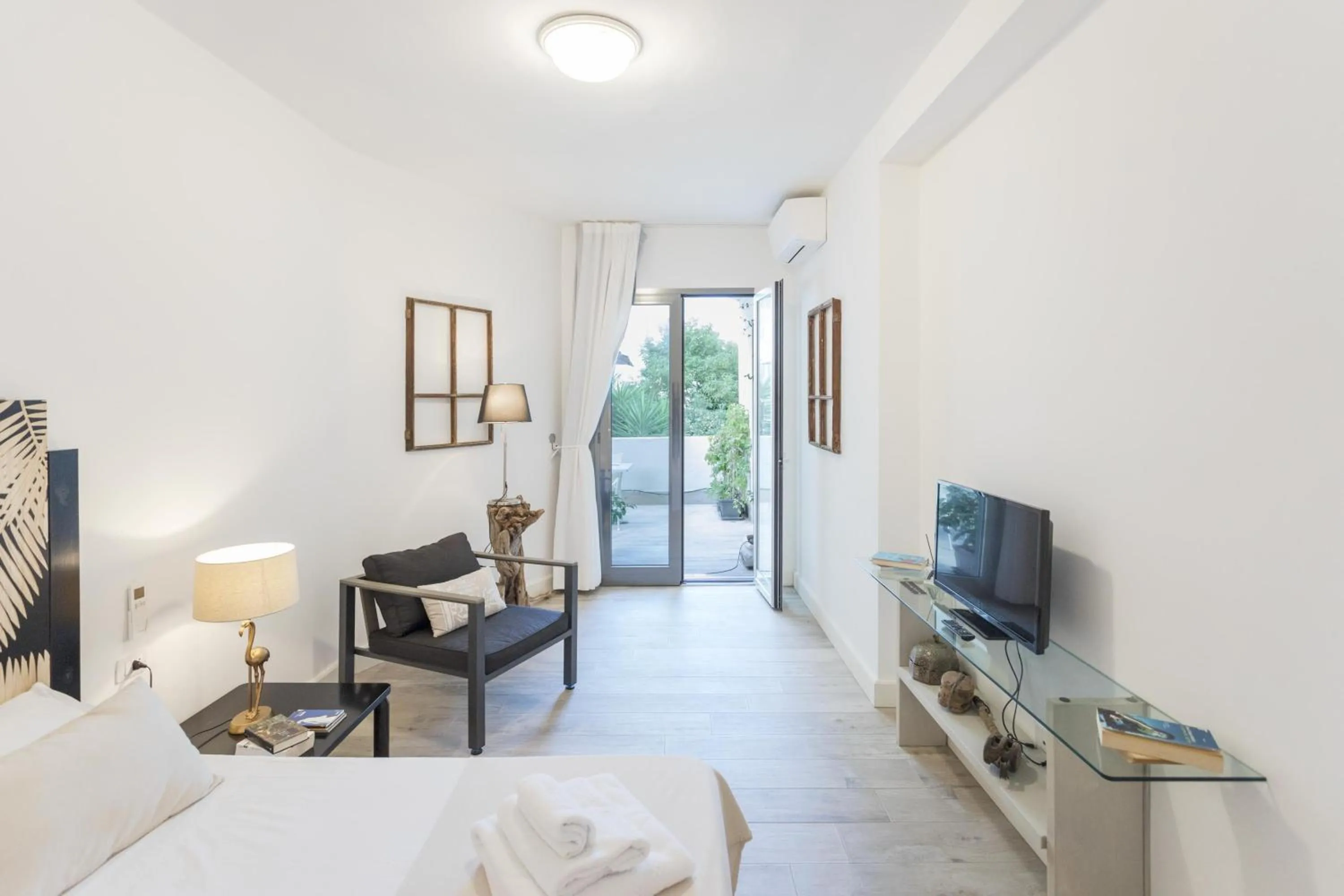 Photo of the whole room, Bed in Gallipoli West Coast