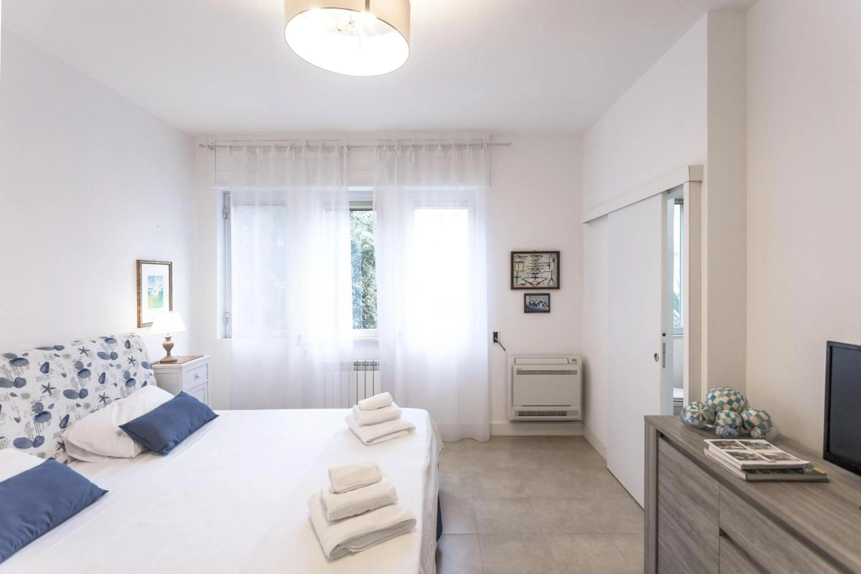 Photo of the whole room, Bed in Gallipoli West Coast