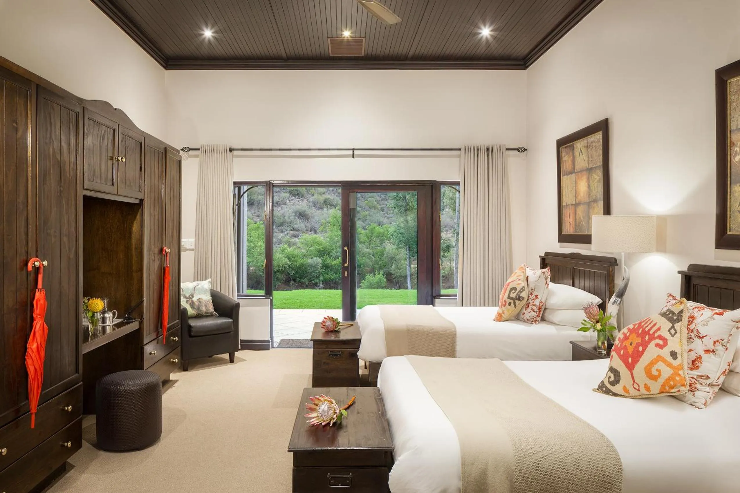 Mountain view, Bed in Wildehondekloof Game Lodge