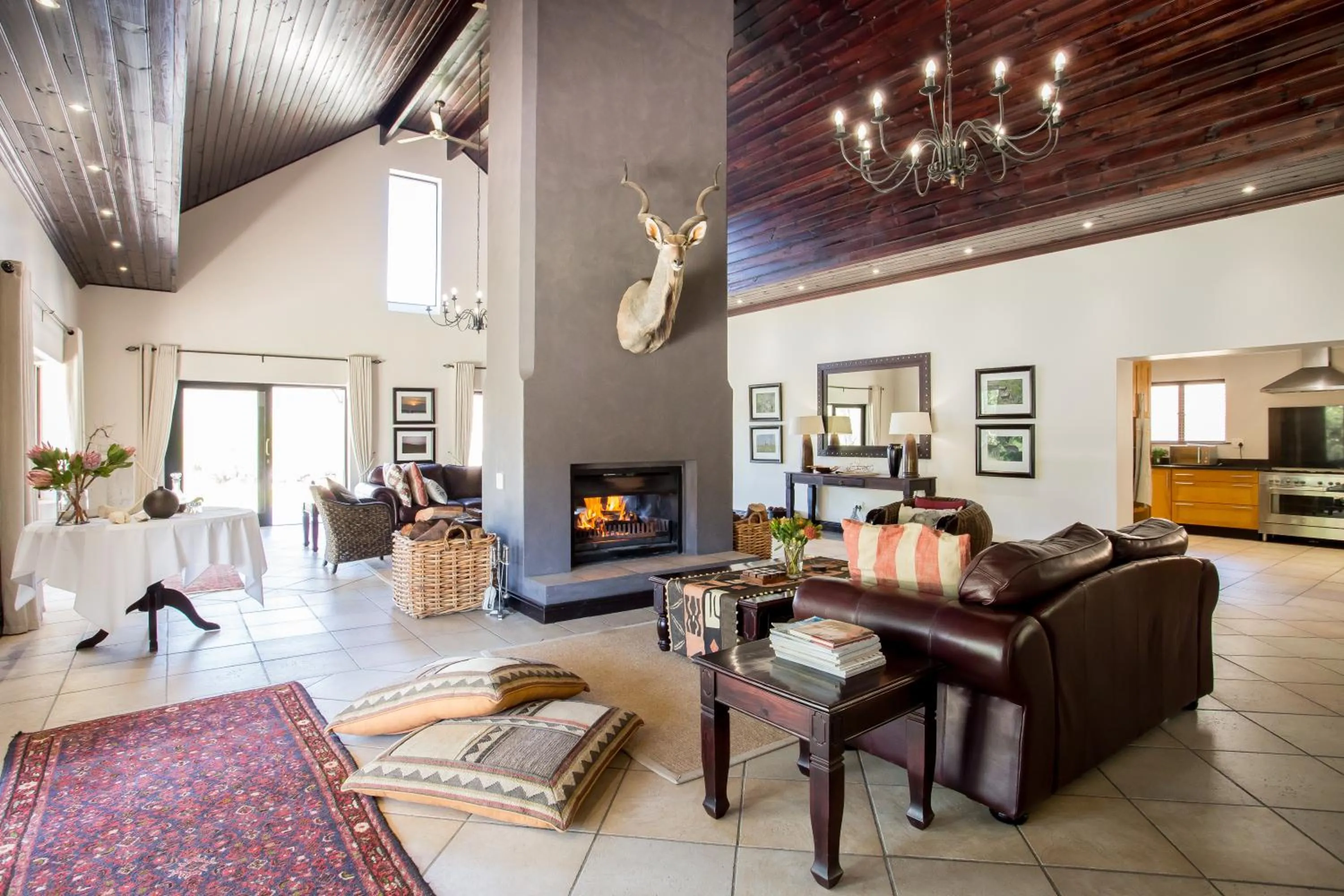 Communal lounge/ TV room in Wildehondekloof Game Lodge