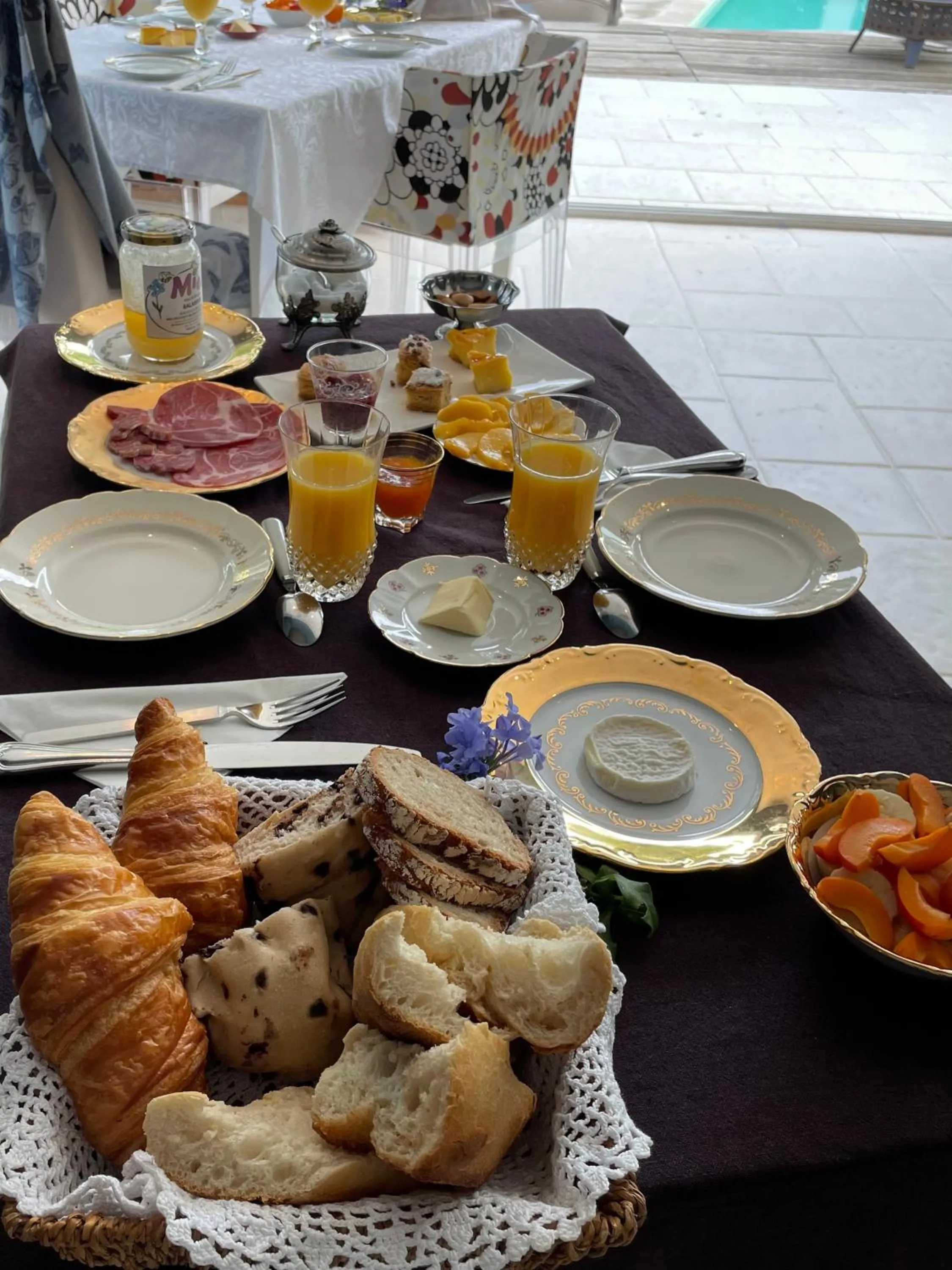 Breakfast in Le Jardin de LaCoste