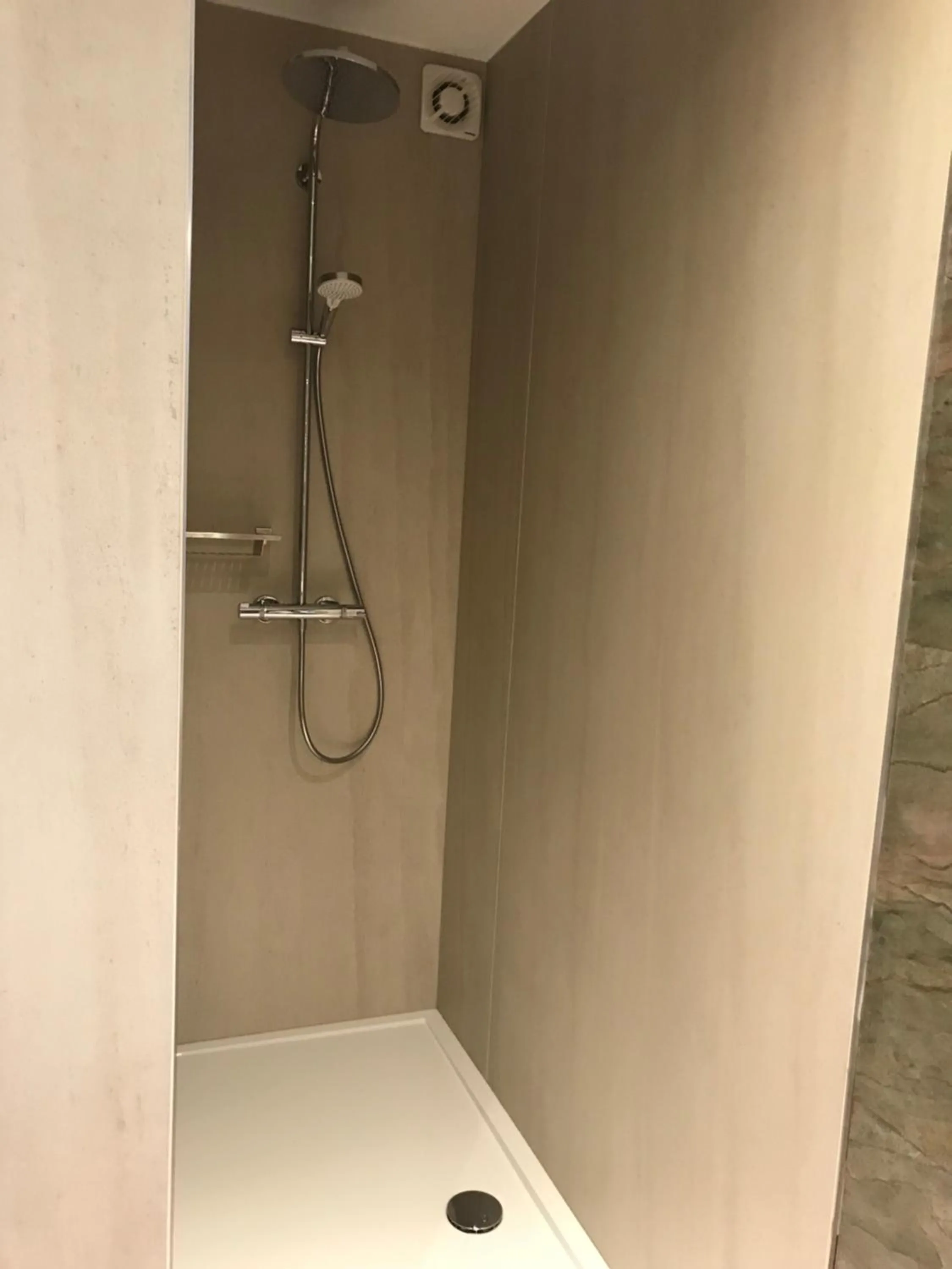 Shower in La Colombe