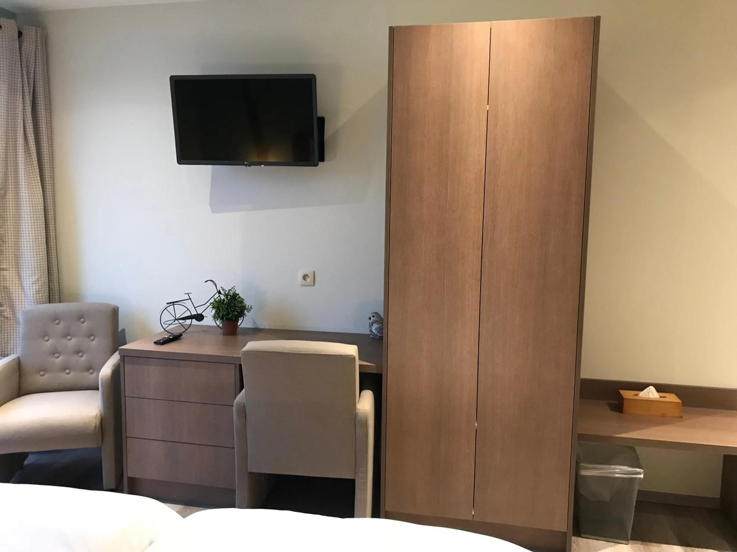 Seating area, Bed in La Colombe