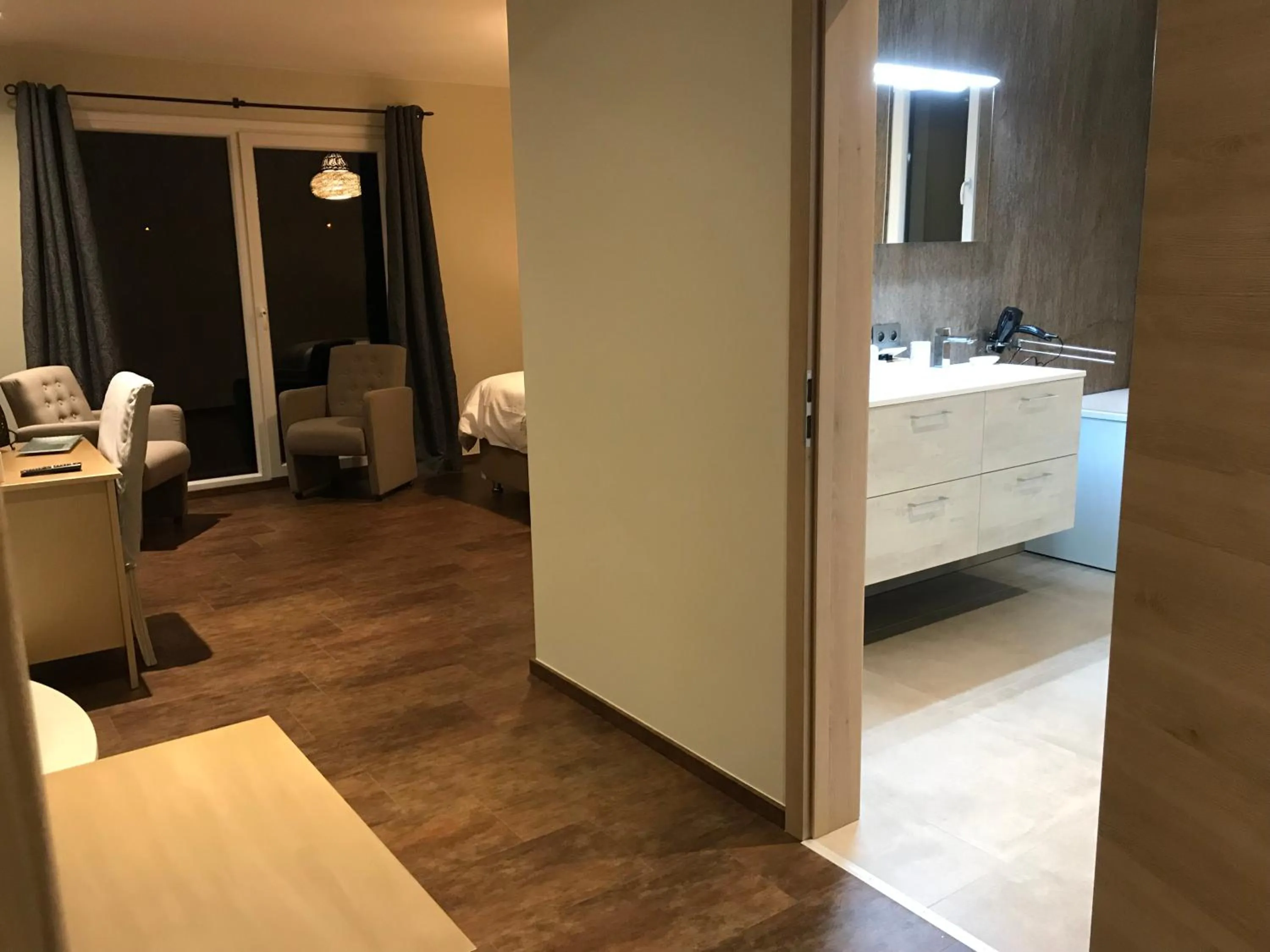 Hot Tub, Bed in La Colombe