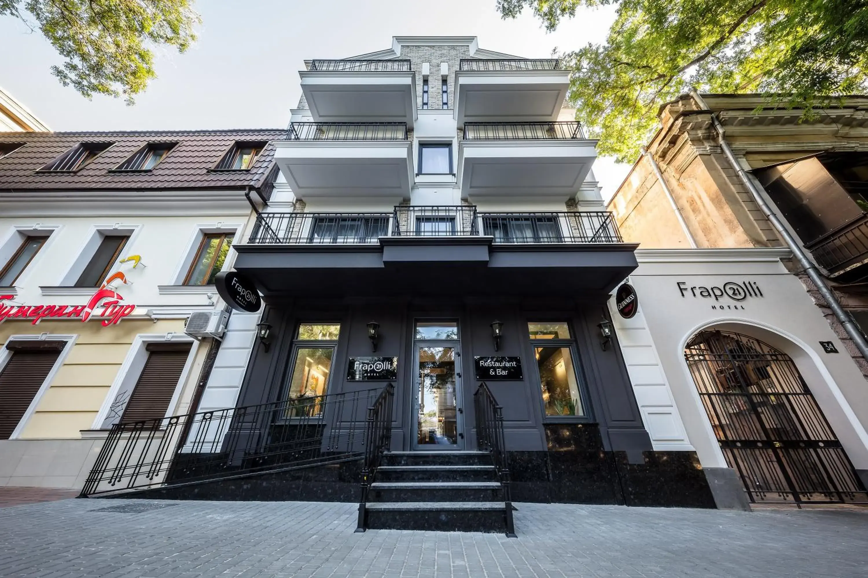 Property building in Frapolli 21 Hotel Property building in Frapolli 21 Hotel