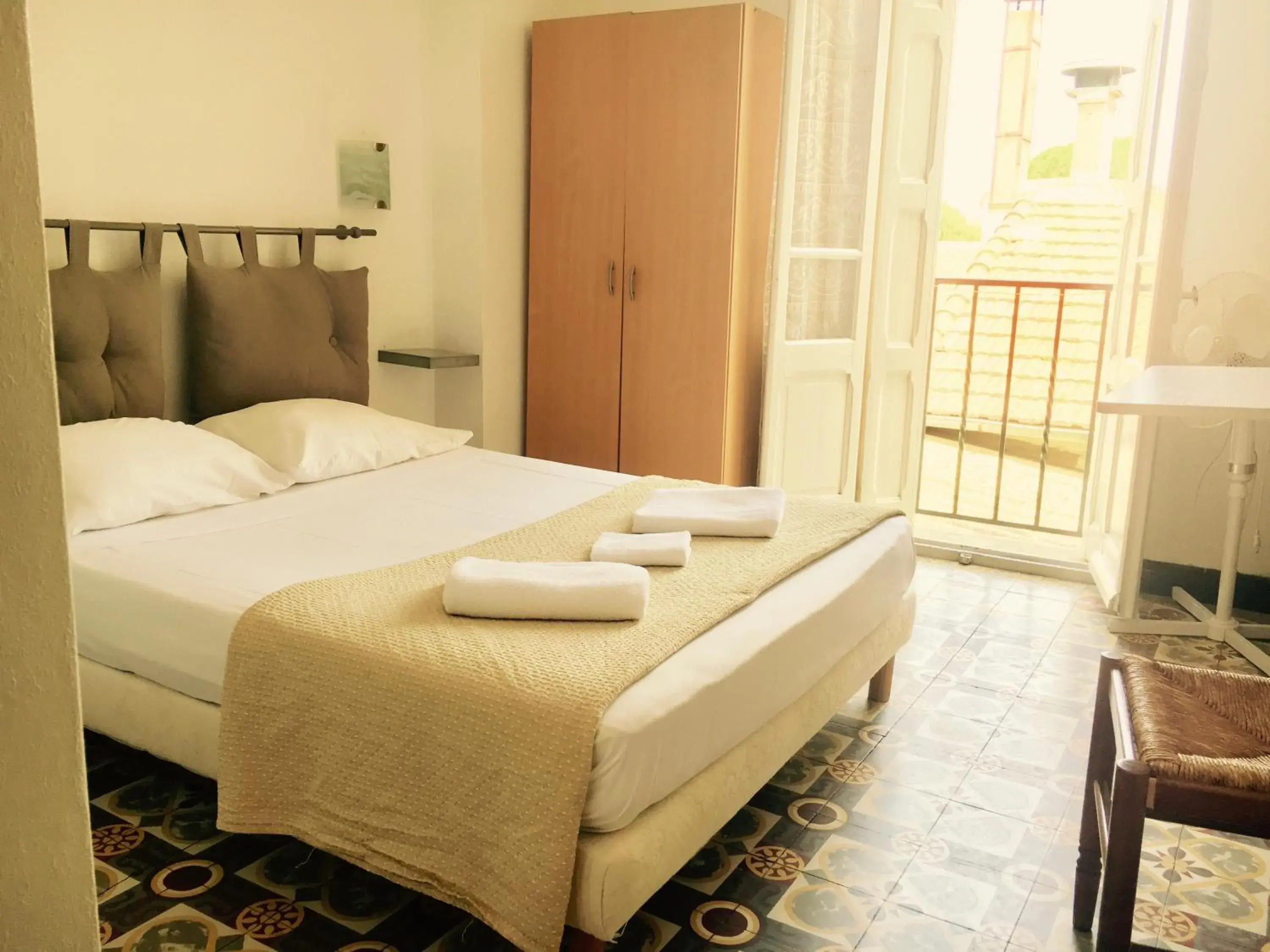 Classic Double Room with Sink and Toilet in Hotel Le Centre Classic Double Room with Sink and Toilet in Hotel Le Centre