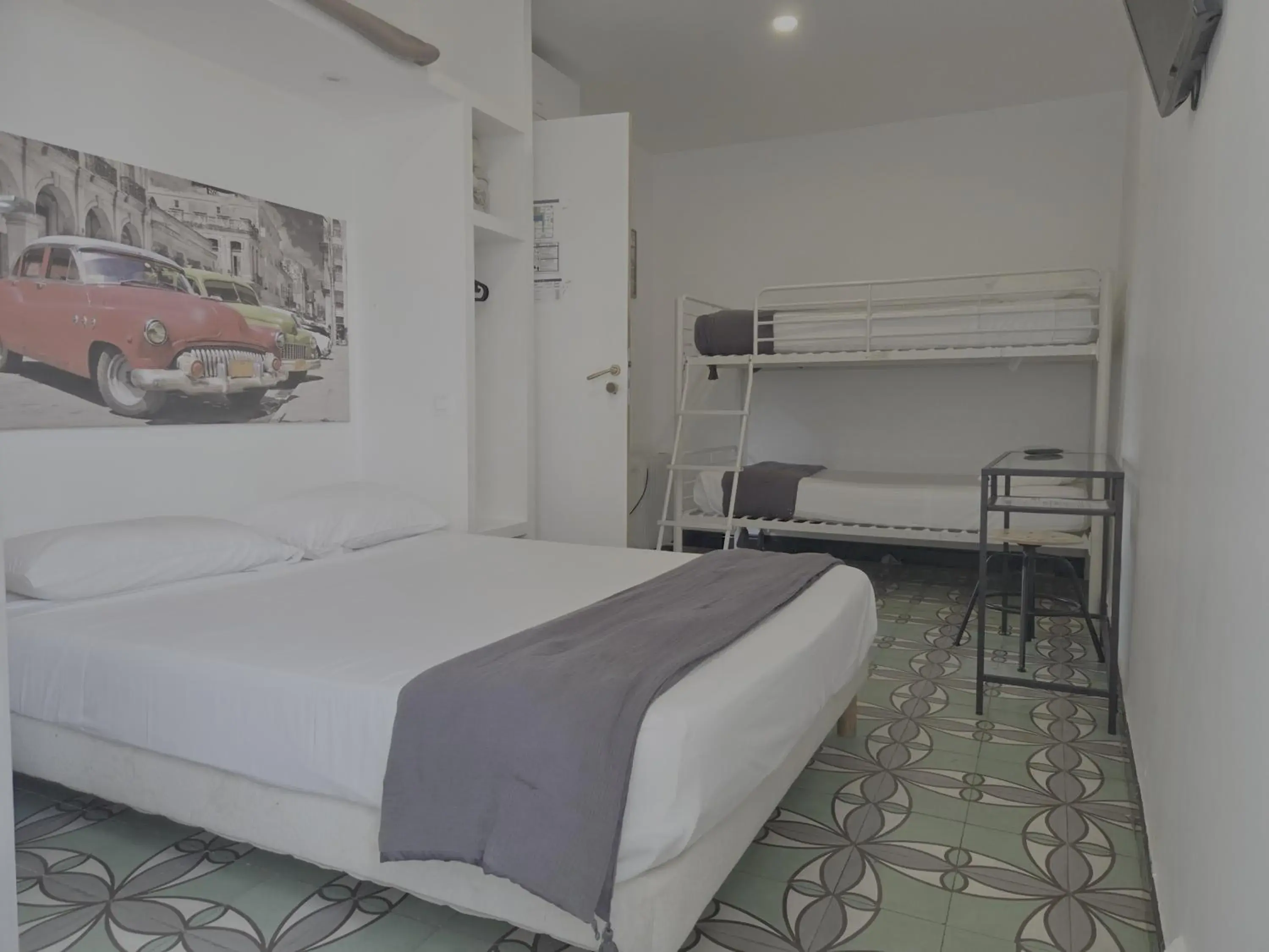 Quadruple Room with Shared Bathroom in Hotel Le Centre Quadruple Room with Shared Bathroom in Hotel Le Centre