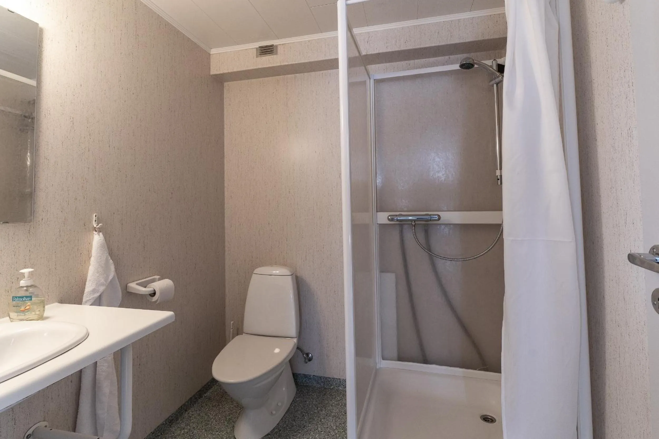 Bathroom in Isafjordur Hostel