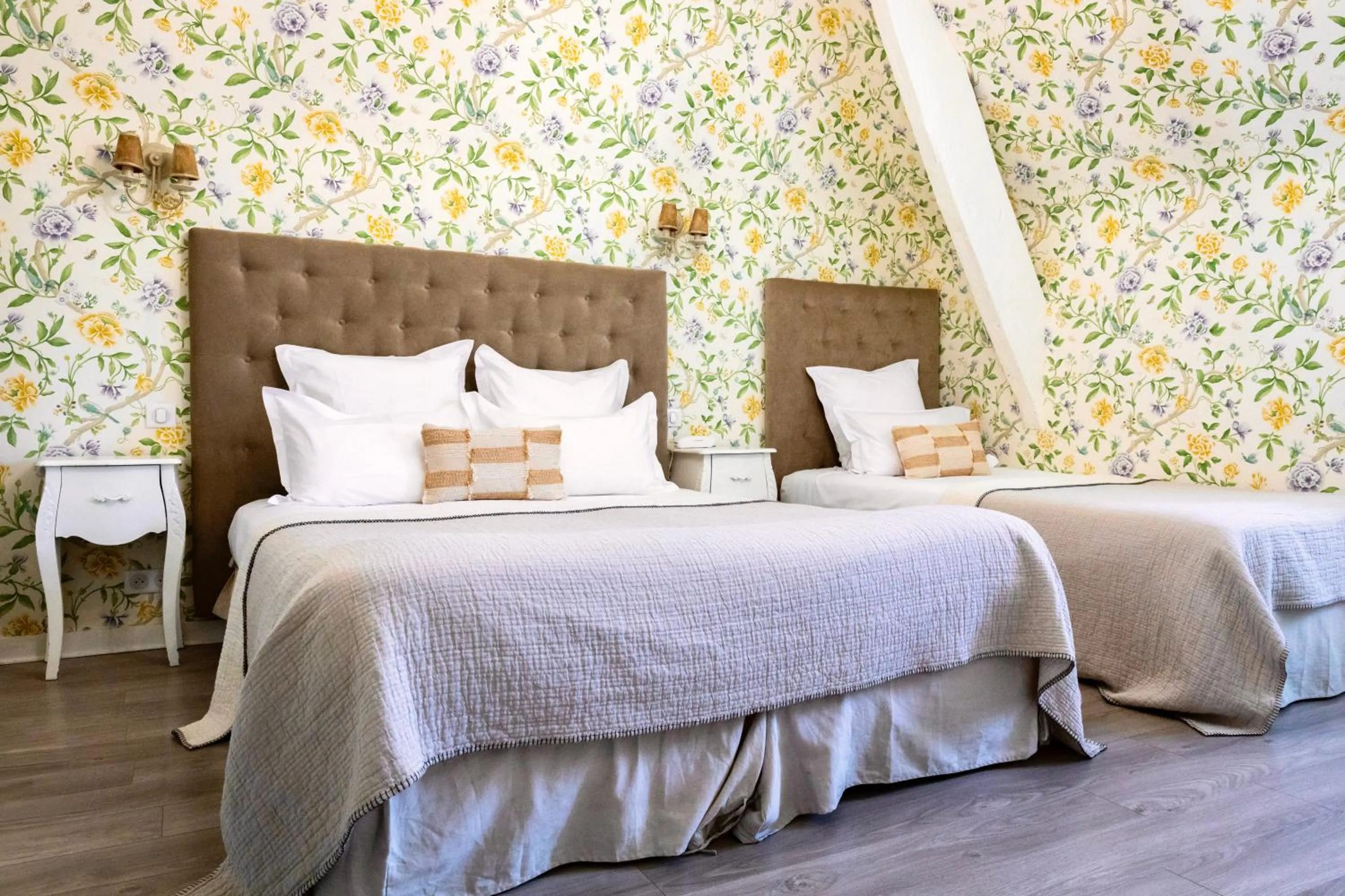 Bed in Hôtel du Mail