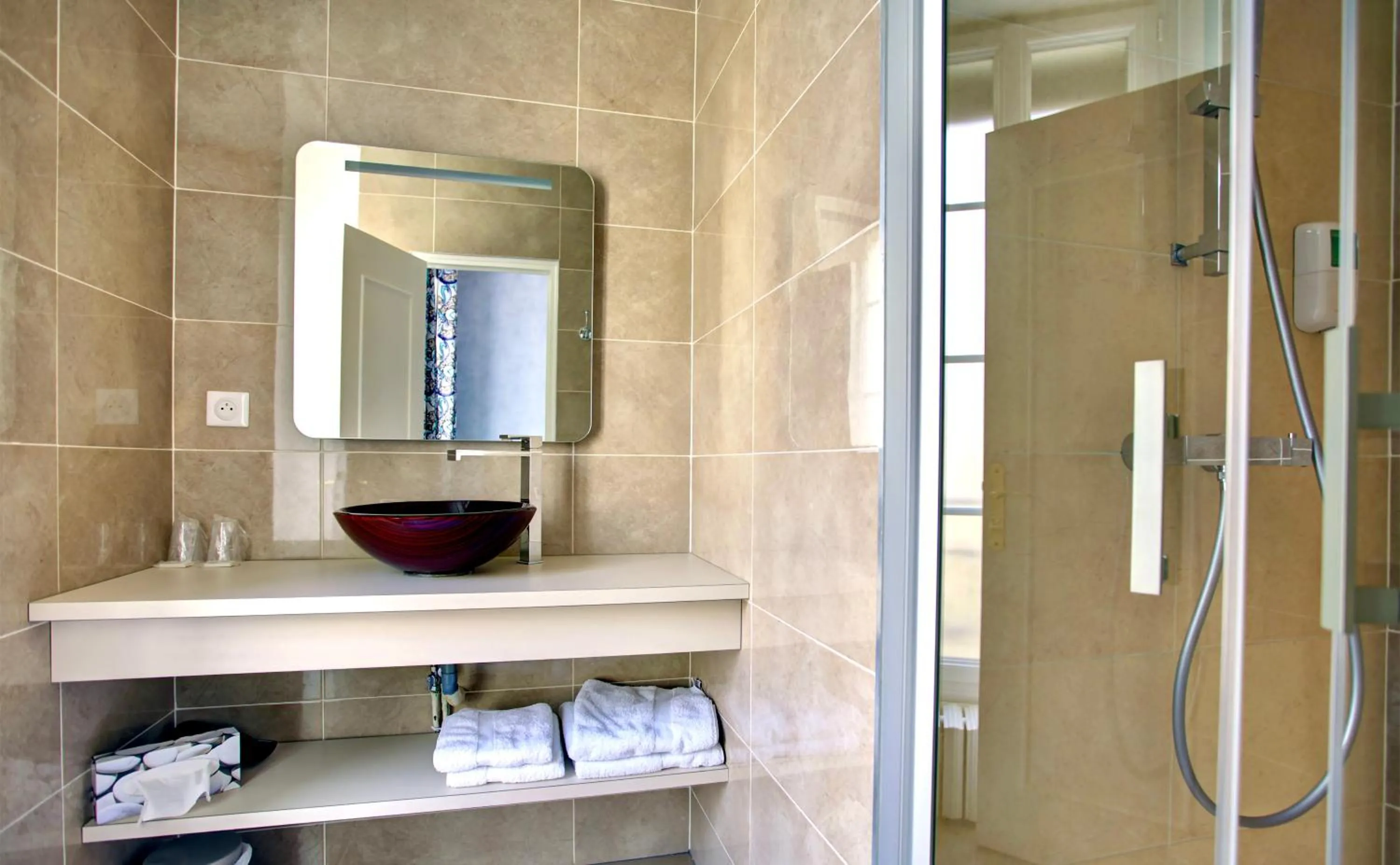 Shower in Hôtel du Mail