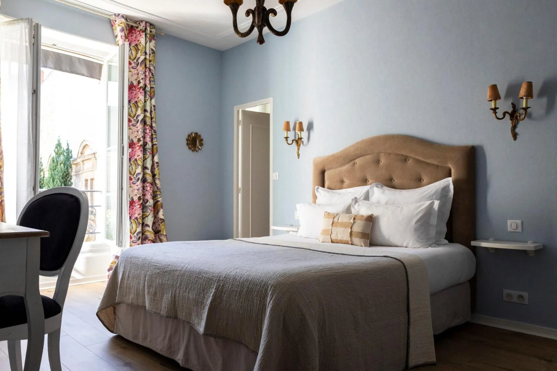 Bed in Hôtel du Mail