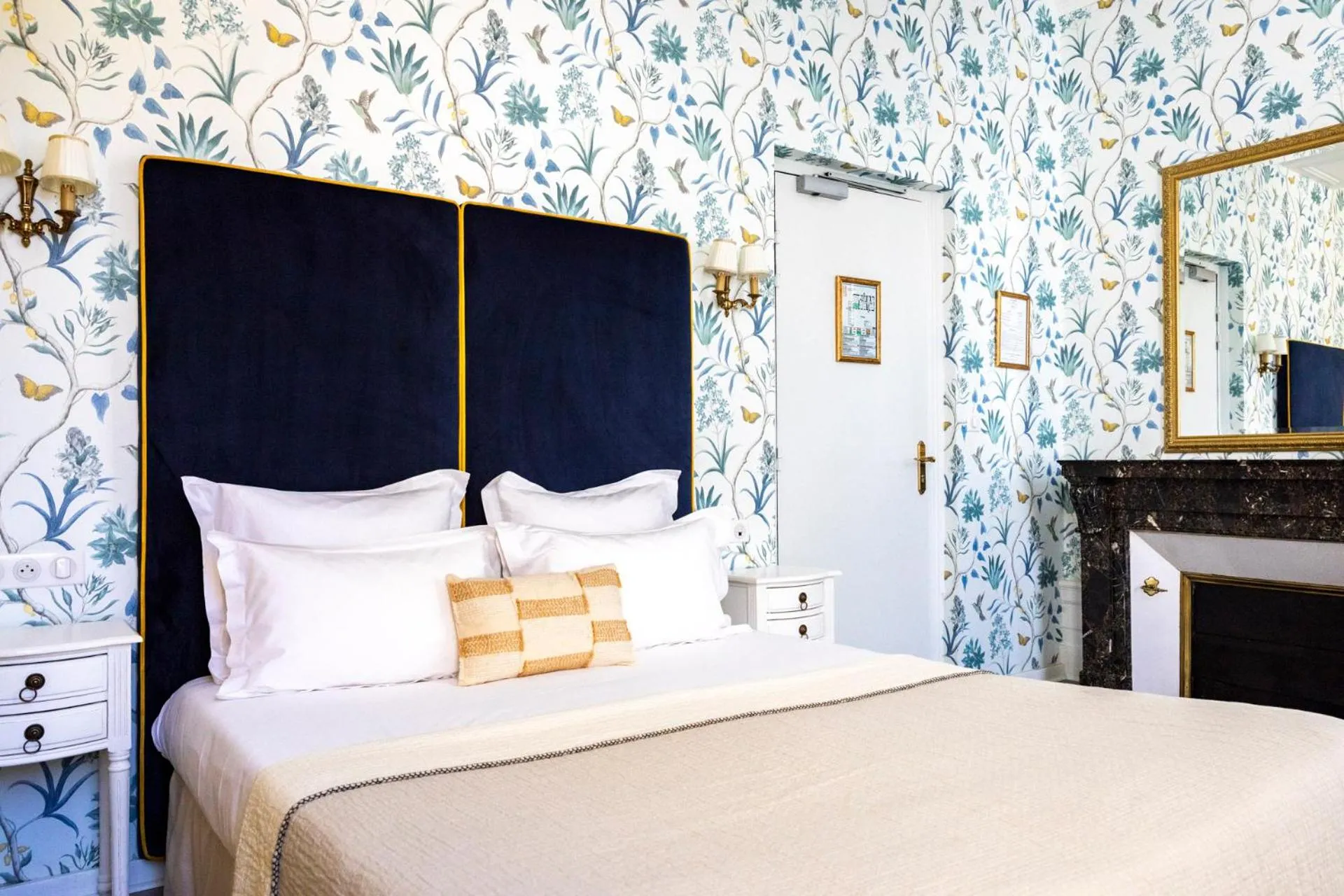 Bed in Hôtel du Mail