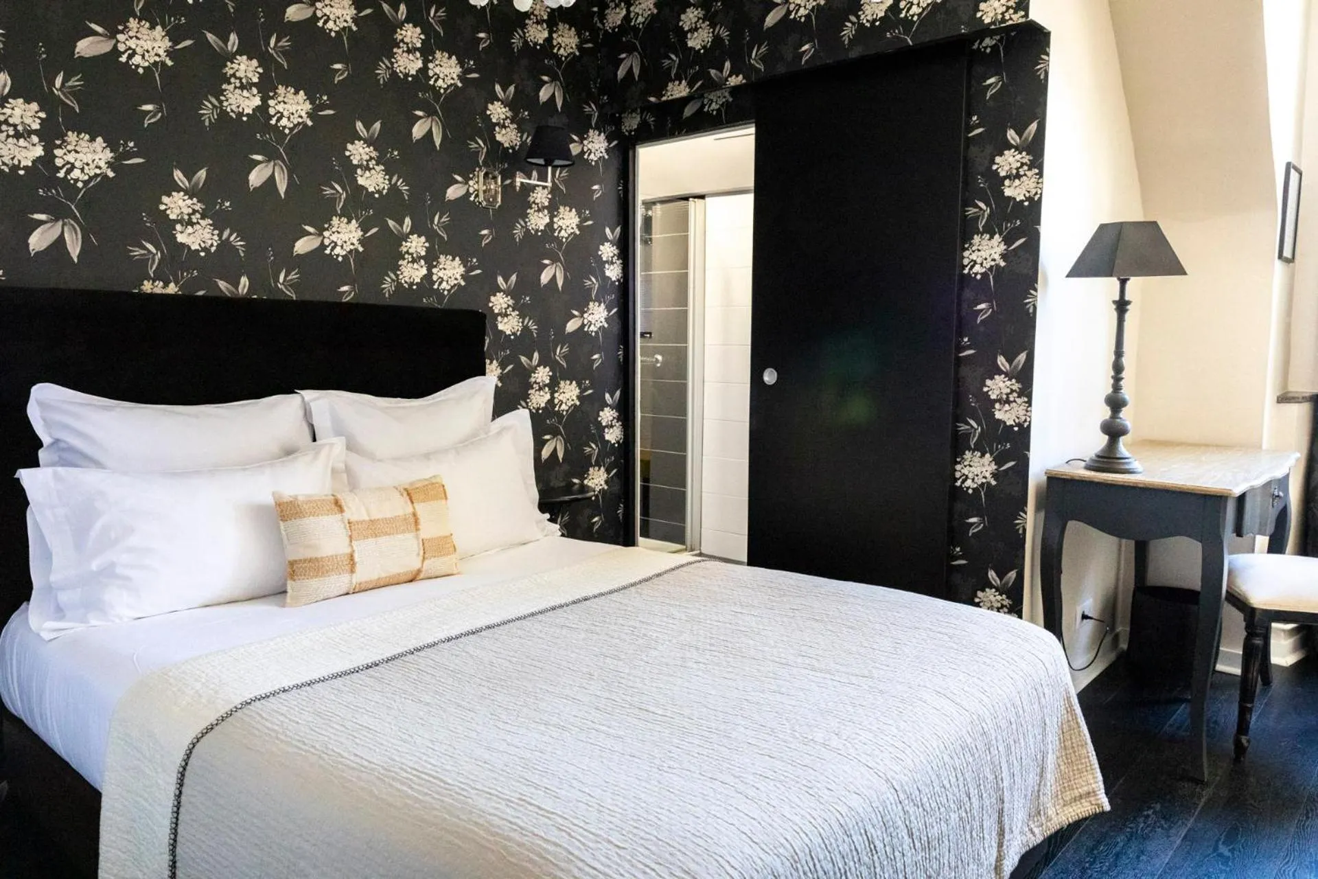 Bed in Hôtel du Mail