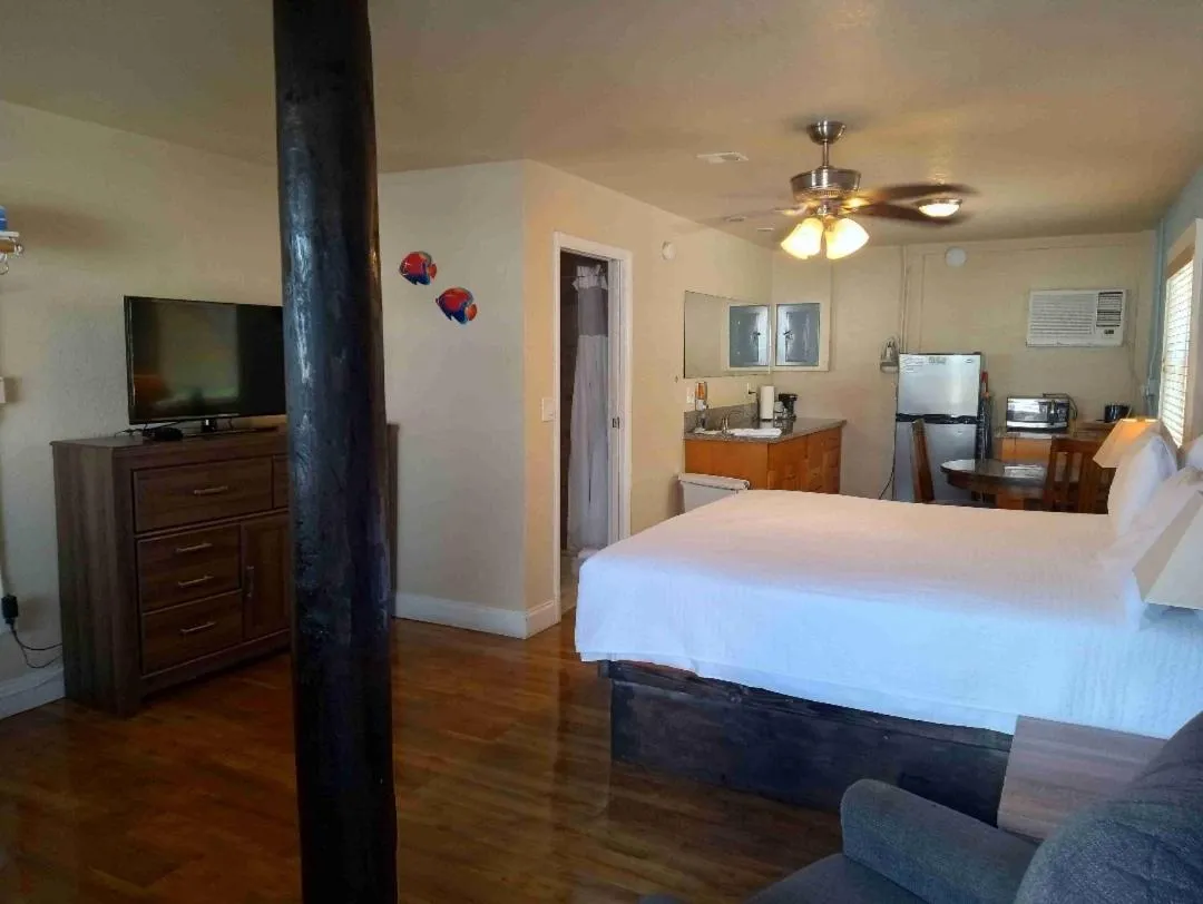 Bedroom, Bed in Knight's Key Suites