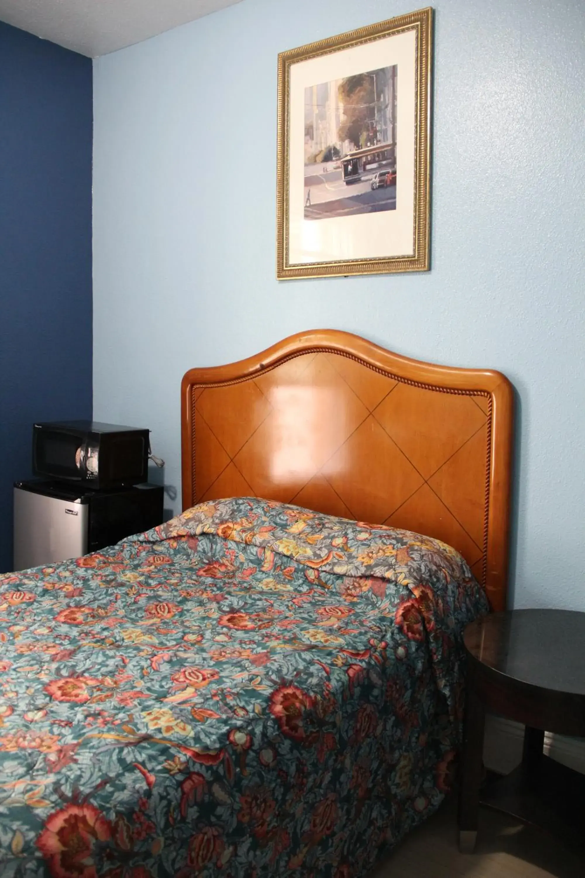 Standard Single Bed Room with Shared Bathroom in Oak Hotel Standard Single Bed Room with Shared Bathroom in Oak Hotel