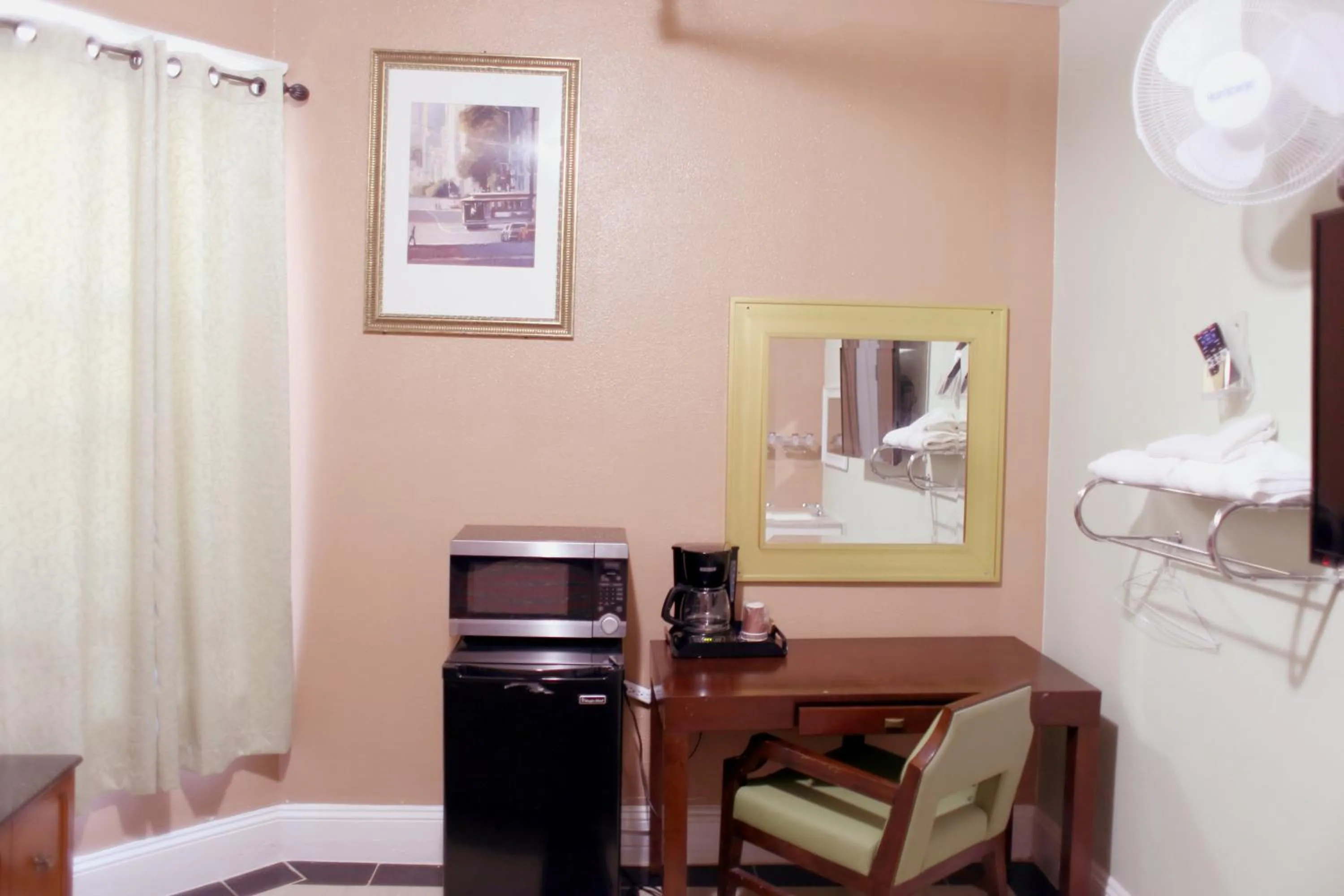 Photo of the whole room in Oak Hotel